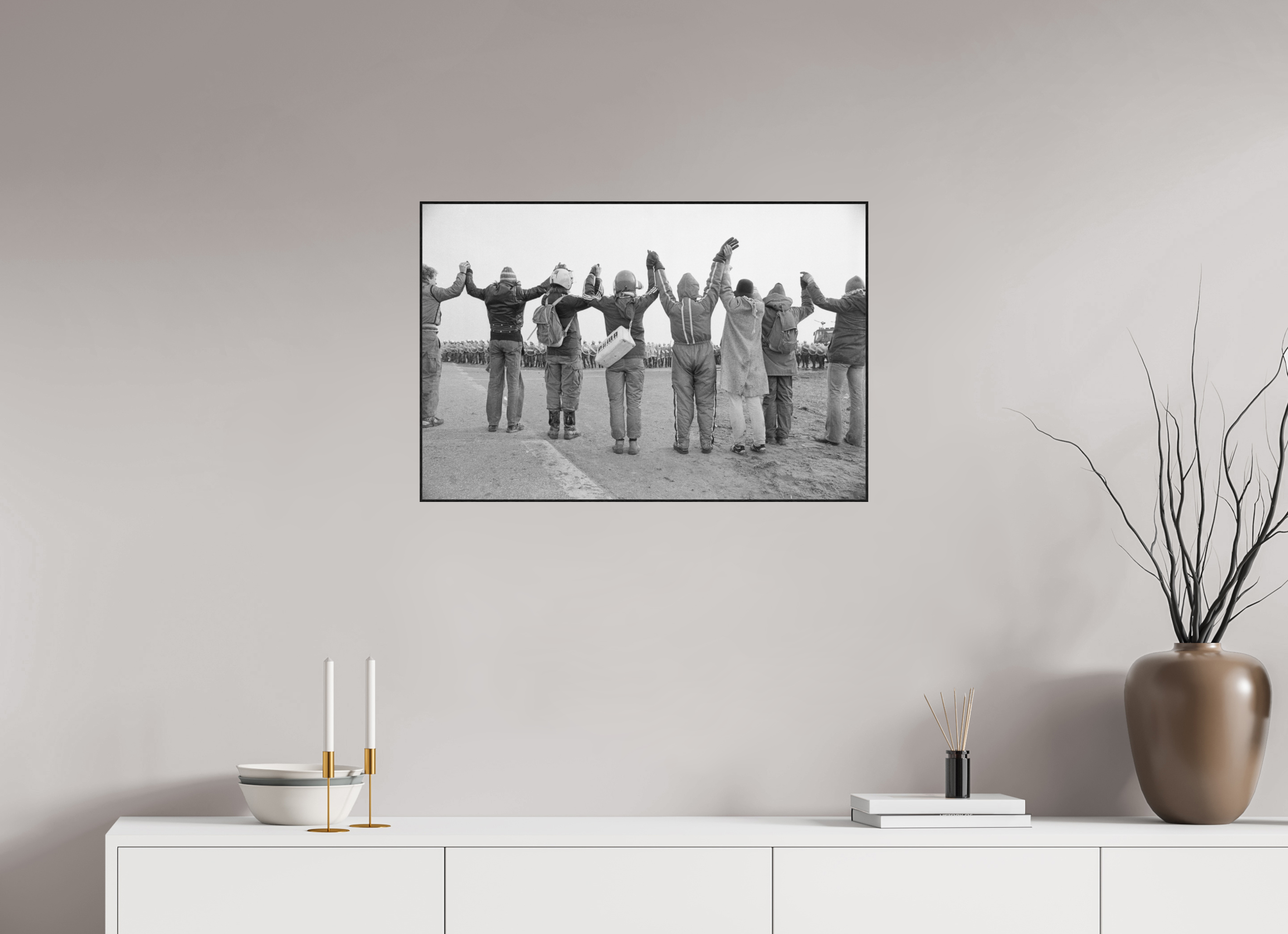 75 x 50 cm, 3a. Foto in ArtBox (4mm) Johannes Hartmann: Schaut her, wir demonstrieren gewaltfrei (S/W-Foto)