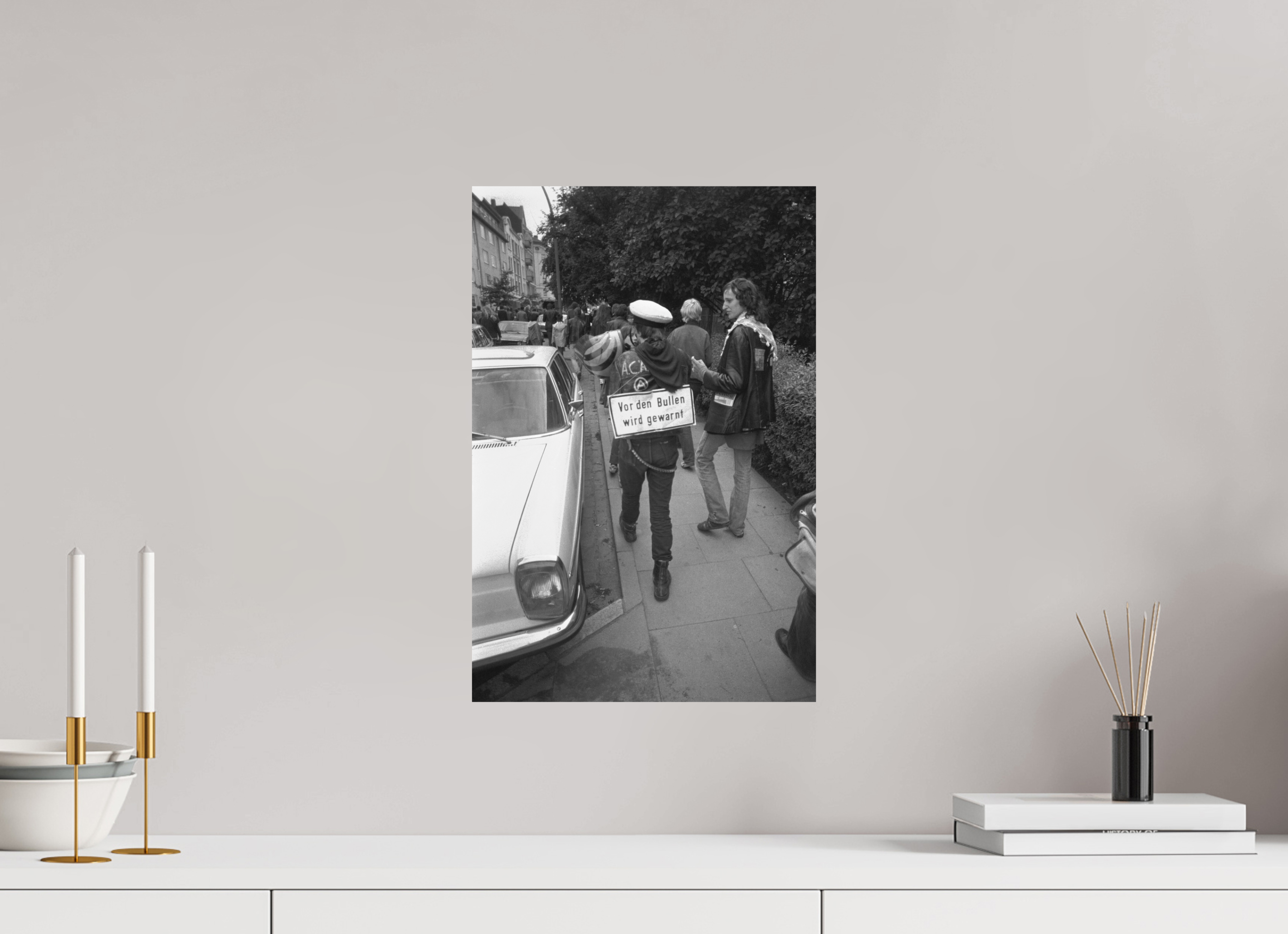 30 x 45 cm, 2. Foto auf Alu-Dibond Johannes Hartmann: Vor den Bullen wird gewarnt (S/W-Foto)