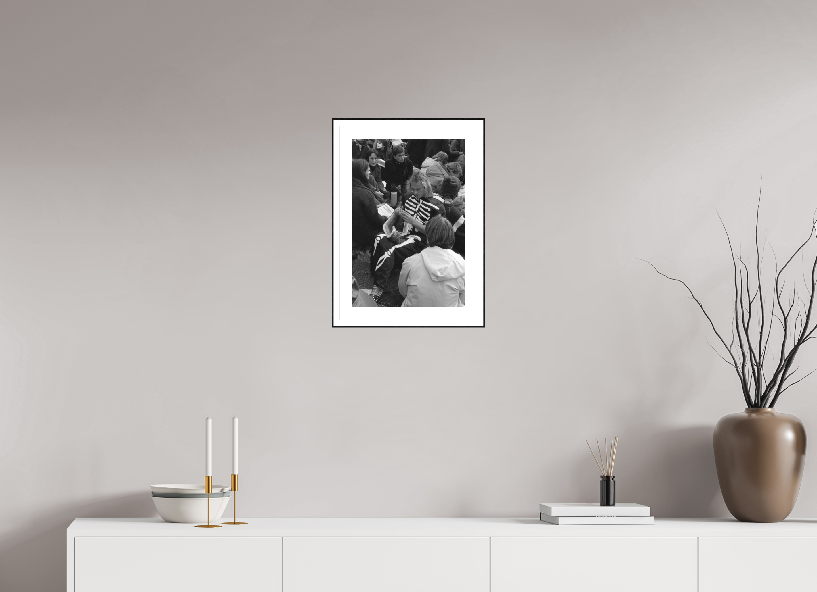 30 x 45 cm, 3b. Foto in ArtBox (4mm) mit Weißrand Johannes Hartmann: Der Tod und sein Strickzeug (S/W-Foto)