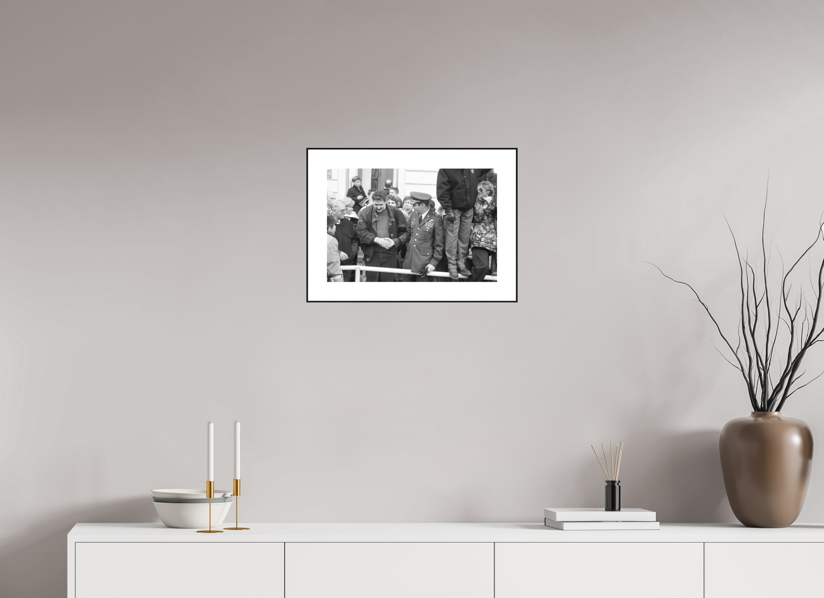 45 x 30 cm, 3b. Foto in ArtBox (4mm) mit Weißrand Johannes Hartmann: Der Handschlag (S/W-Foto)