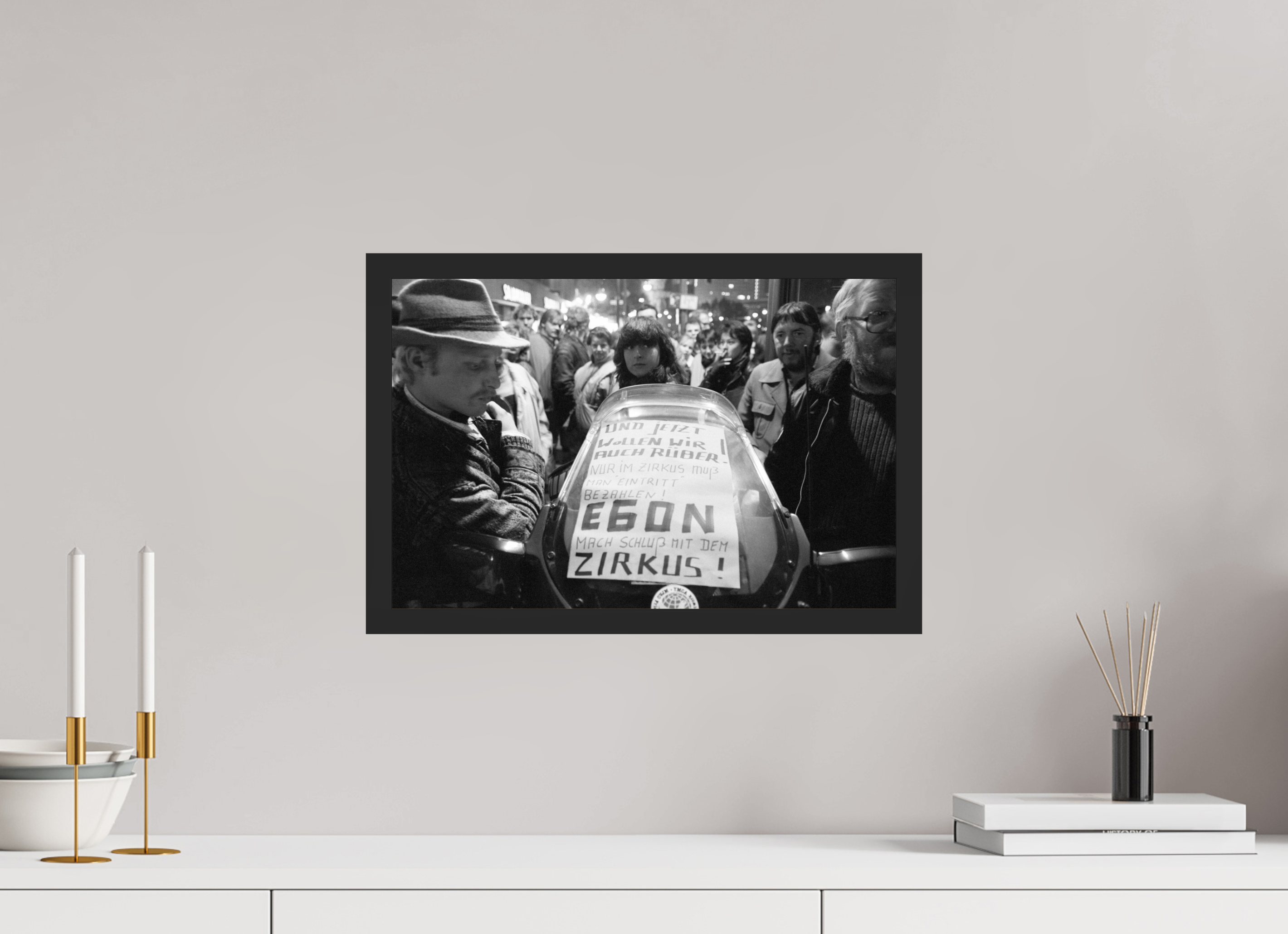 45 x 30 cm, 4a. Foto im Holz-Rahmen (20mm) Johannes Hartmann: Mach Schluss, Egon ! (S/W-Foto)