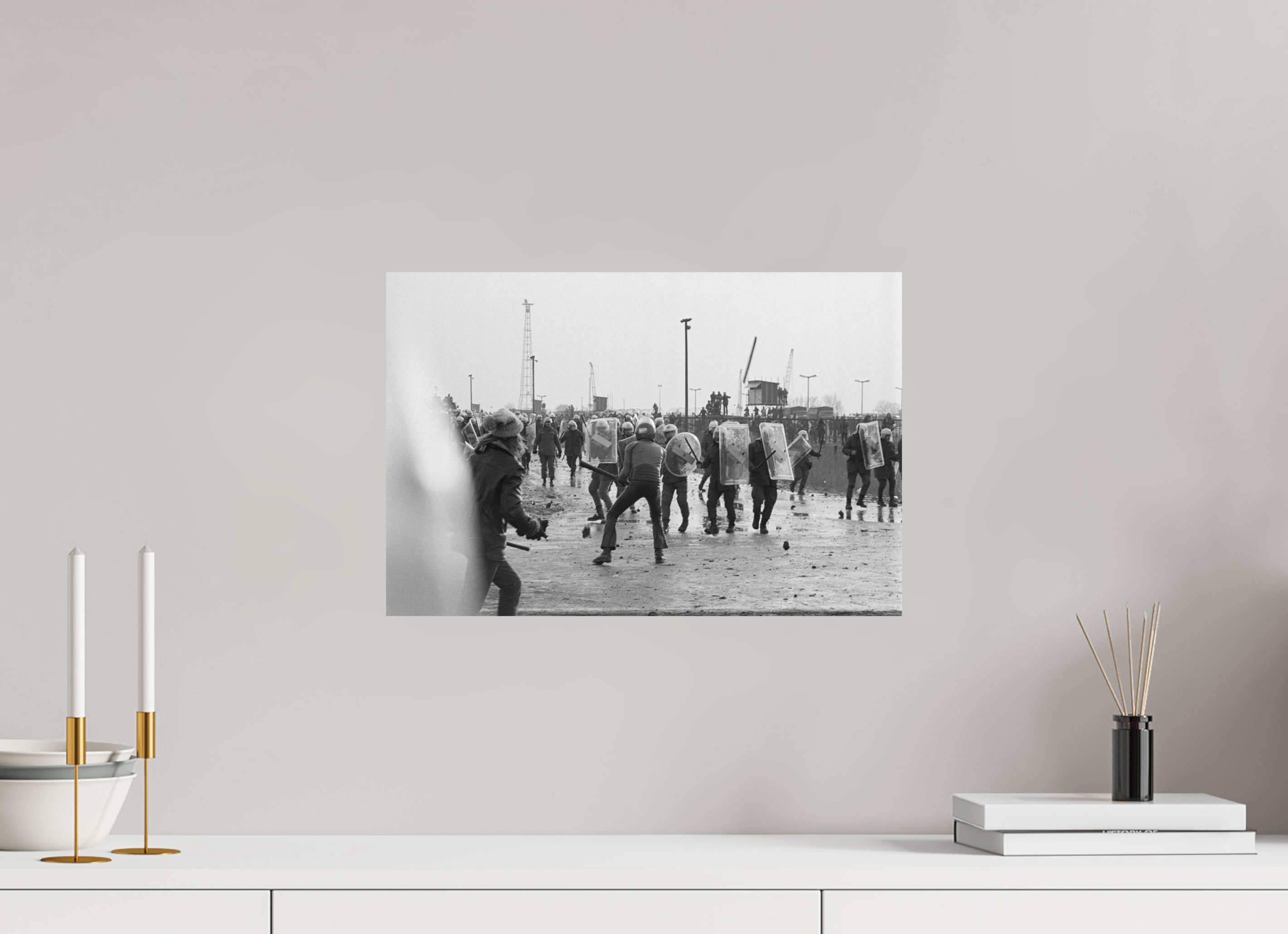 45 x 30 cm, 2. Foto auf Alu-Dibond Johannes Hartmann: Eskalation am Bauzaun 2 (S/W-Foto)