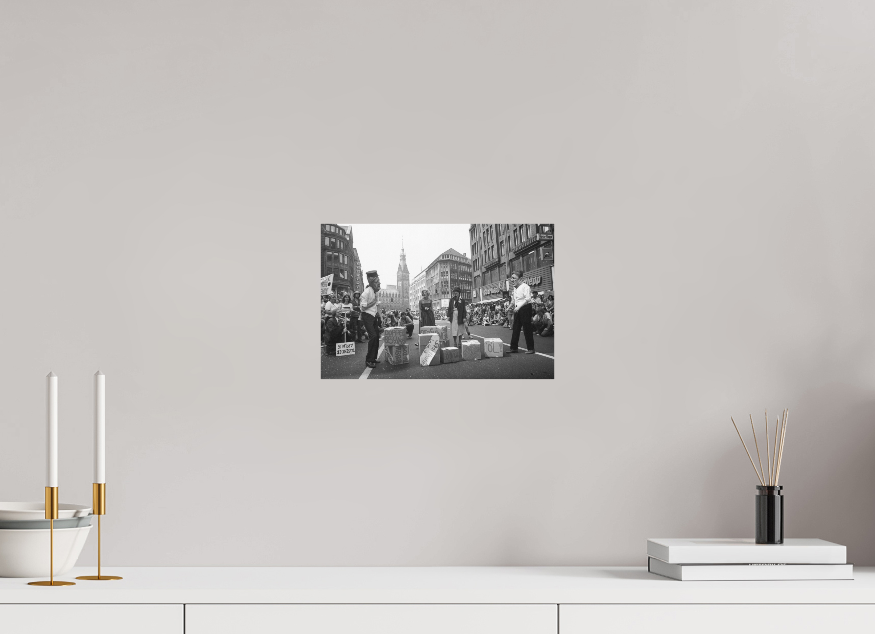 30 x 20 cm, 2. Foto auf Alu-Dibond Johannes Hartmann: NATO-Doppelbeschiss (S/W-Foto)