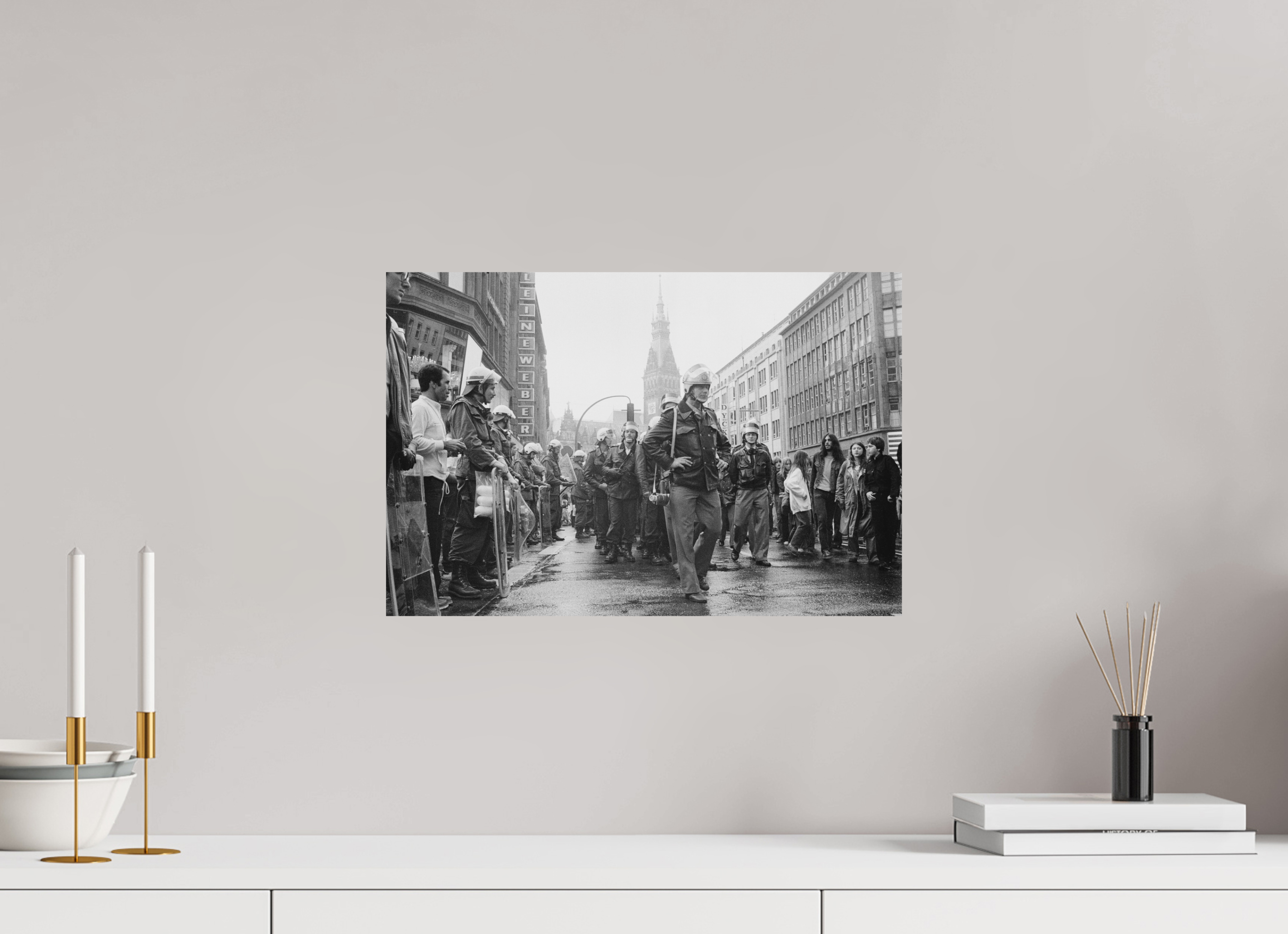 45 x 30 cm, 2. Foto auf Alu-Dibond Johannes Hartmann: Markanter Aufmarsch (S/W-Foto)