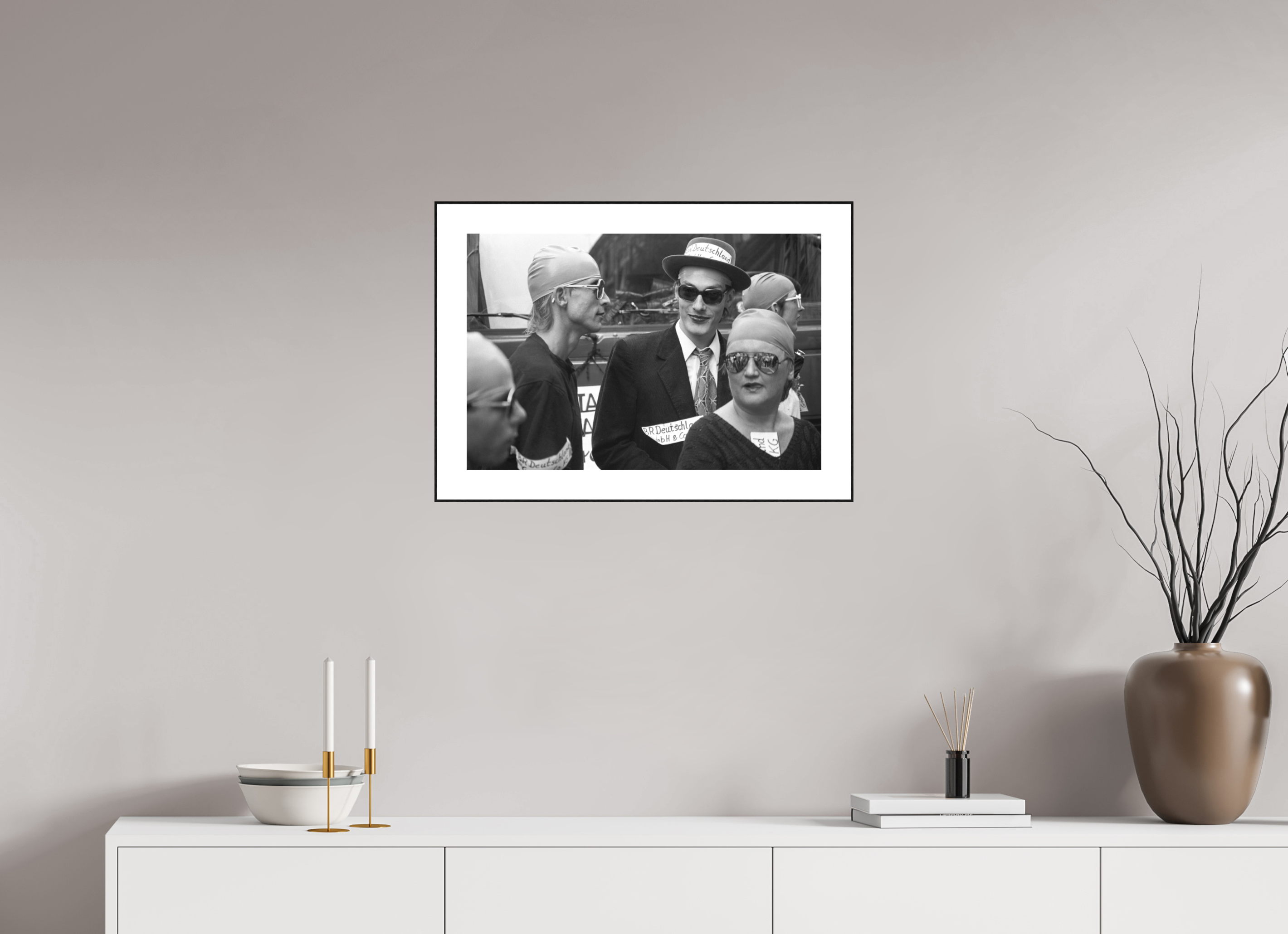 60 x 40 cm, 3b. Foto in ArtBox (4mm) mit Weißrand Johannes Hartmann: Badekappitalisten (S/W-Foto)