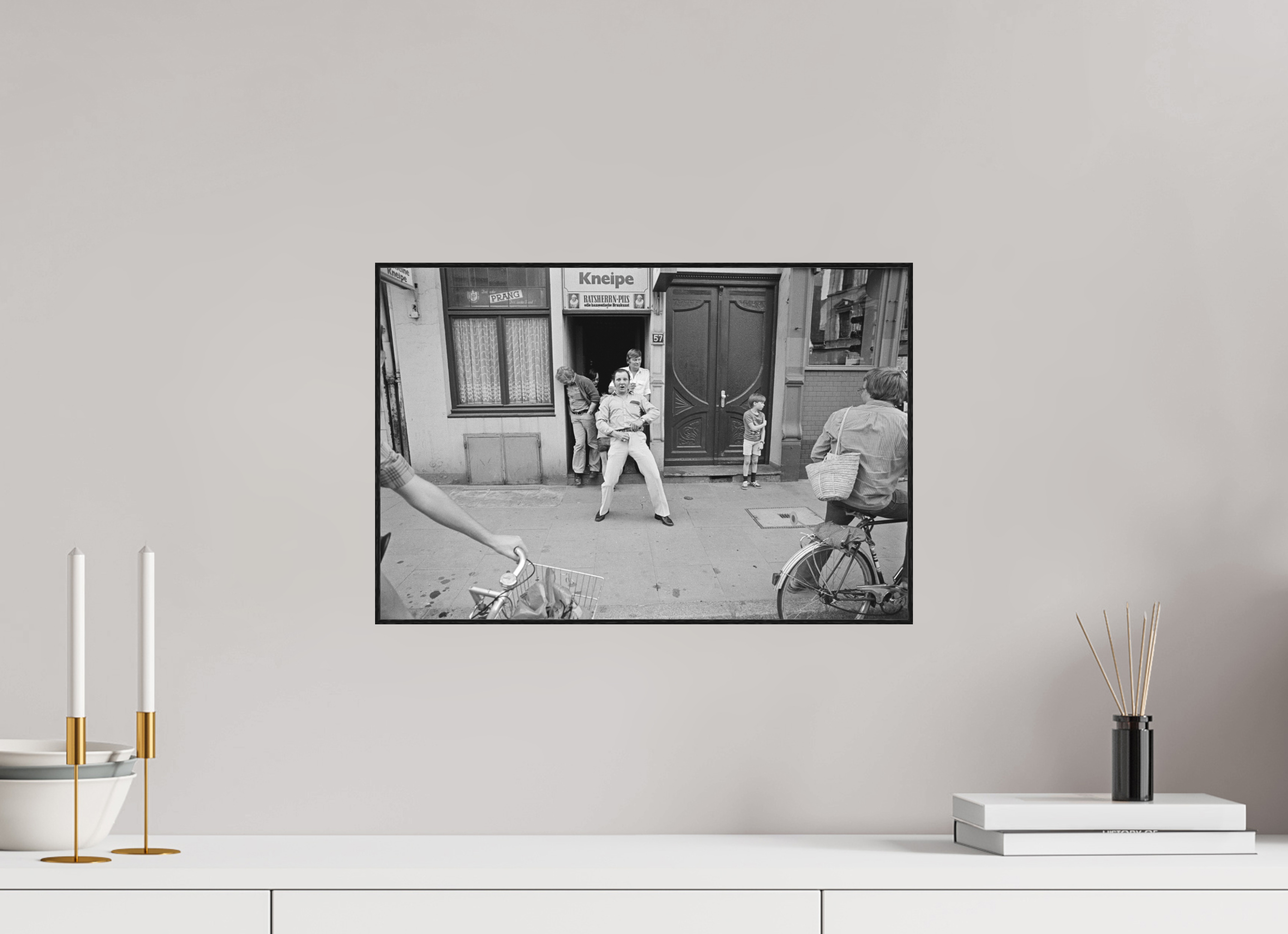 45 x 30 cm, 3a. Foto in ArtBox (4mm) Johannes Hartmann: Macho-Protest gegen Fahrrad-Demo (S/W-Foto)