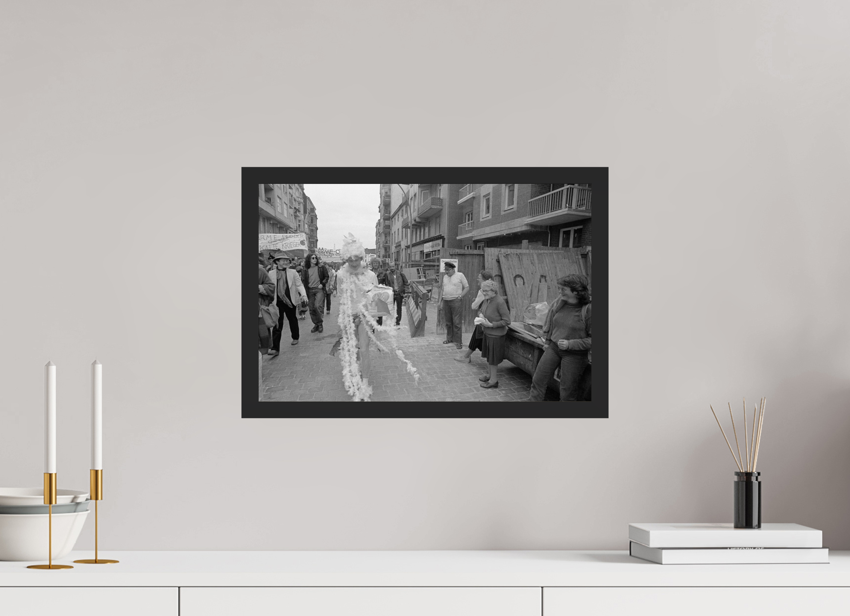 45 x 30 cm, 4a. Foto im Holz-Rahmen (20mm) Johannes Hartmann: Christopher Street Day 2 (S/W-Foto)