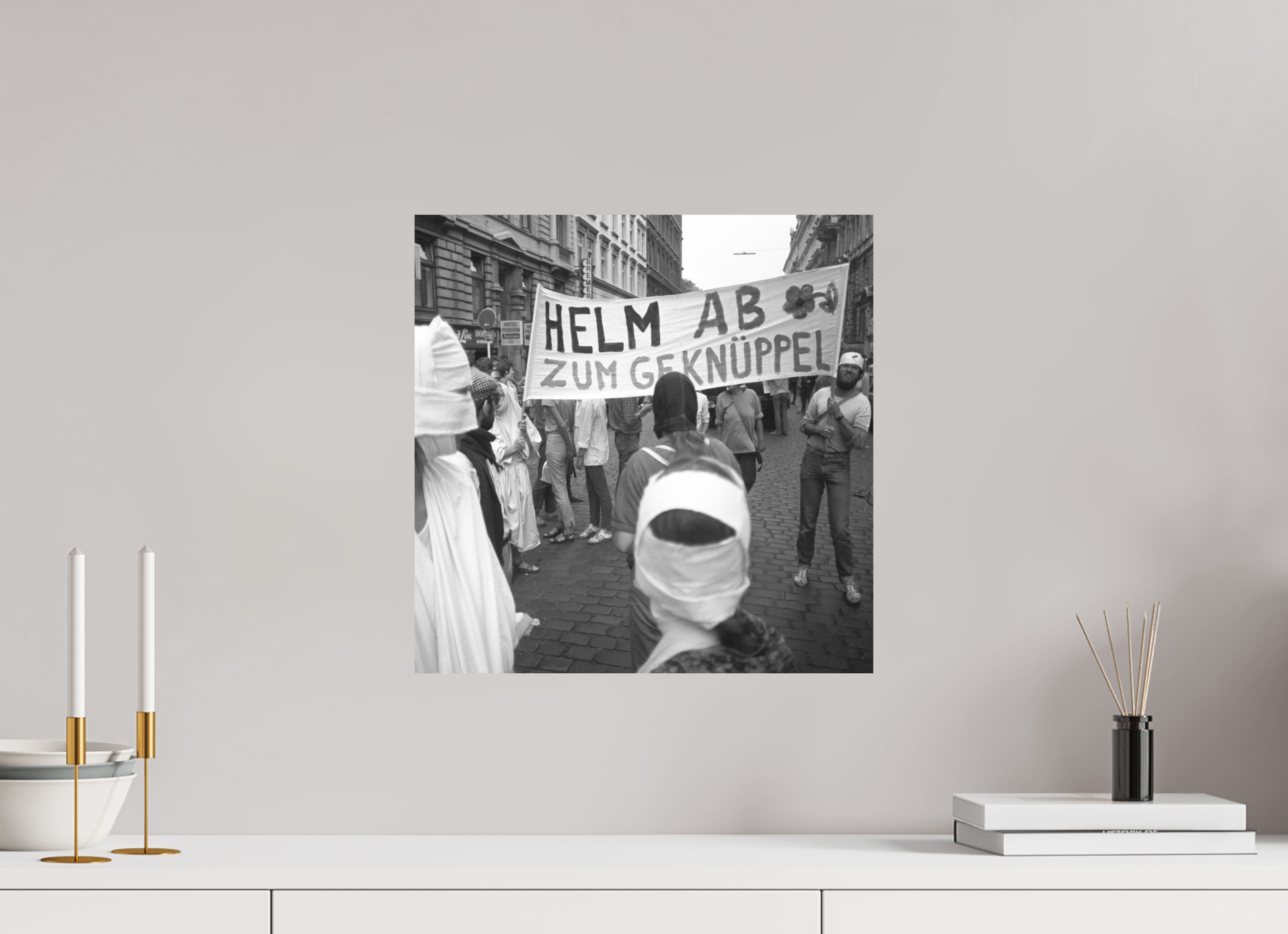 40 x 40 cm, 2. Foto auf Alu-Dibond Johannes Hartmann: Helm ab zum Geknüppel (S/W-Foto)