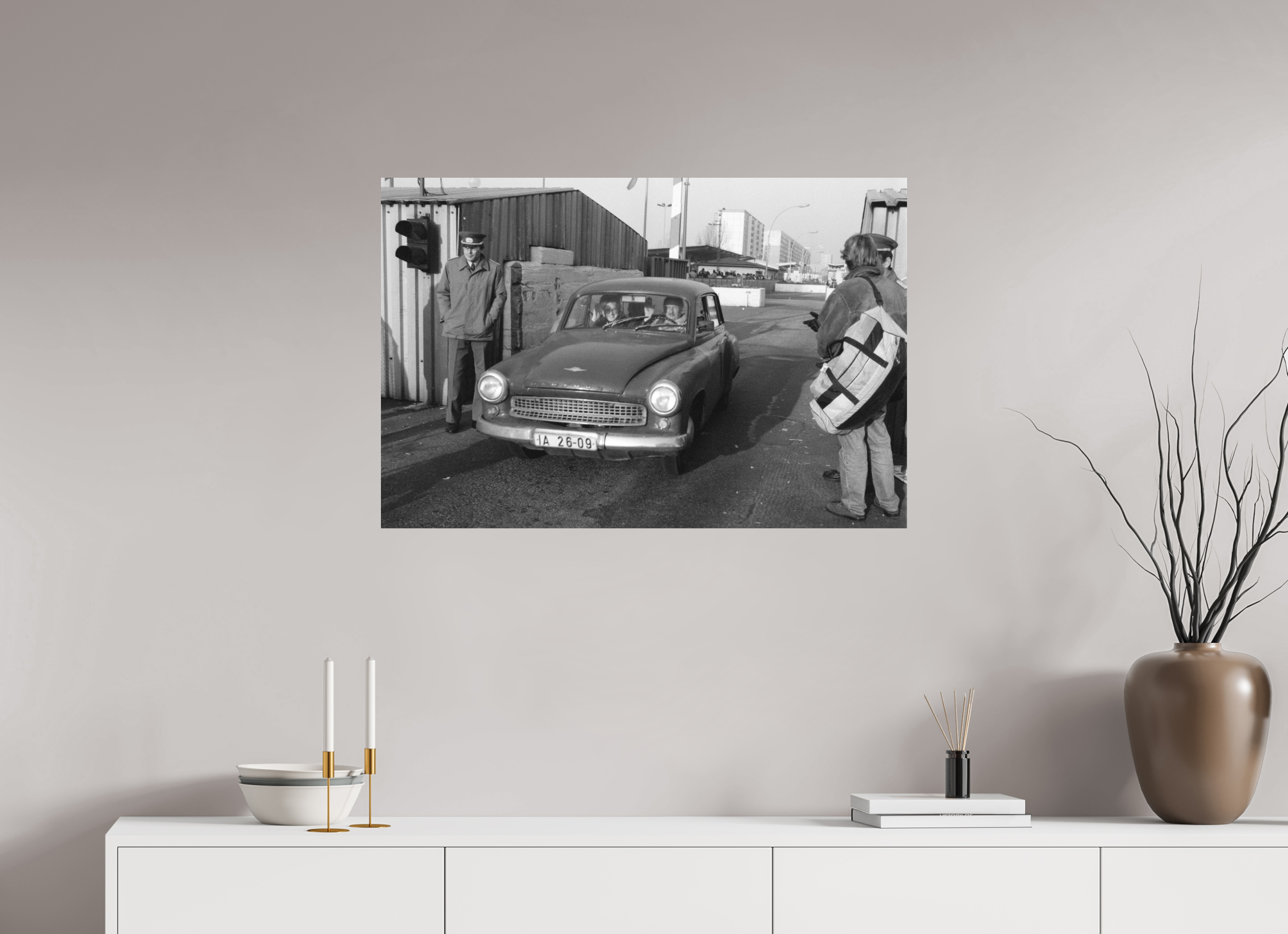 90 x 60 cm, 2. Foto auf Alu-Dibond Johannes Hartmann: Mit Hallo in den Westen (S/W-Foto)