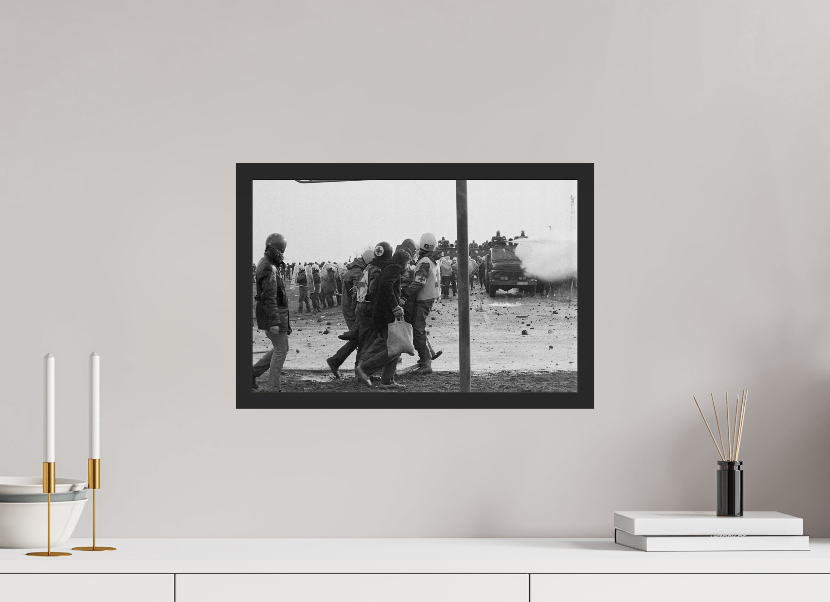 45 x 30 cm, 4a. Foto im Holz-Rahmen (20mm) Johannes Hartmann: Verletztentransport (S/W-Foto)