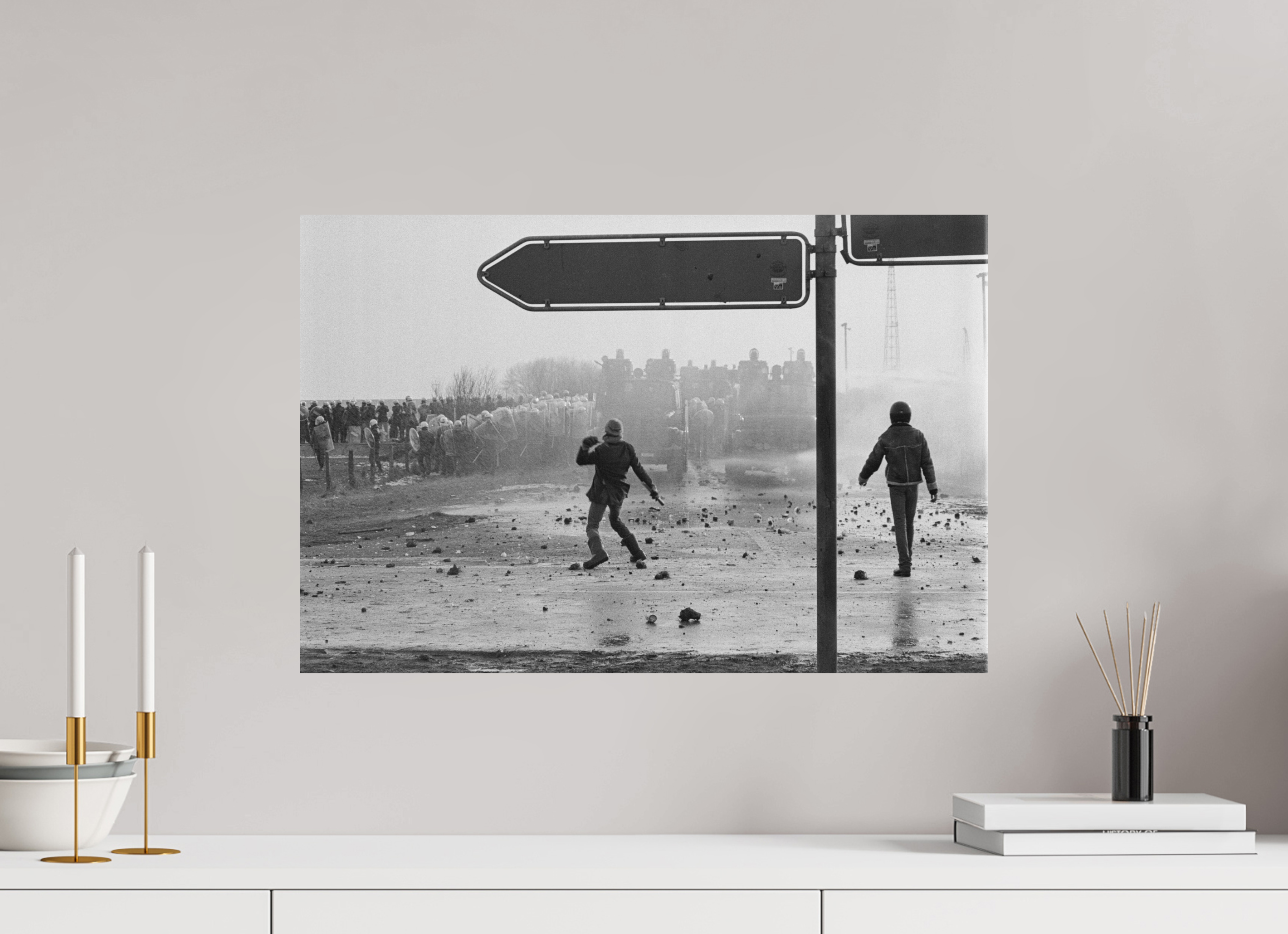 60 x 40 cm, 2. Foto auf Alu-Dibond Johannes Hartmann: Eskalation am Bauzaun 1 (S/W-Foto)