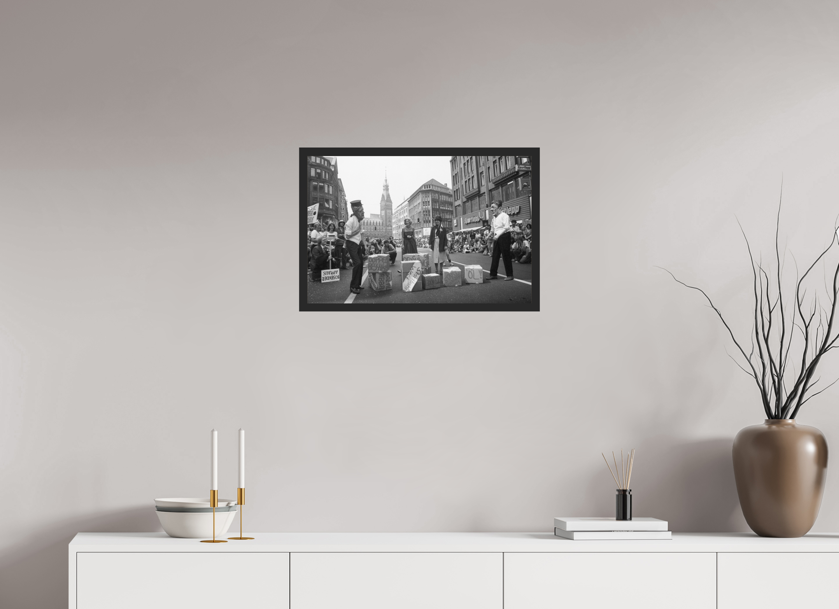 60 x 40 cm, 4a. Foto im Holz-Rahmen (20mm) Johannes Hartmann: NATO-Doppelbeschiss (S/W-Foto)