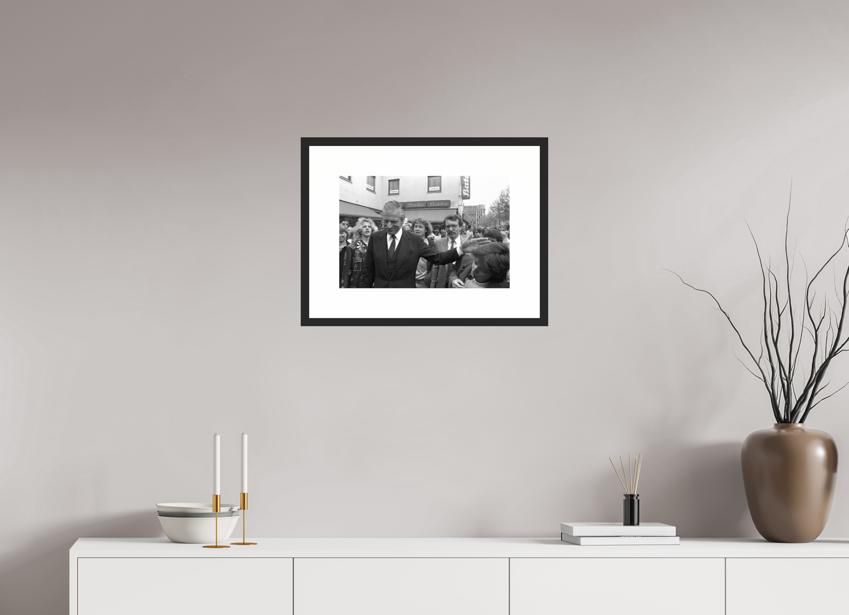 45 x 30 cm, 4b. Foto im Holz-Rahmen (20mm) mit Weißrand Johannes Hartmann: Auftritt Walter Leisler-Kiep (S/W-Foto)