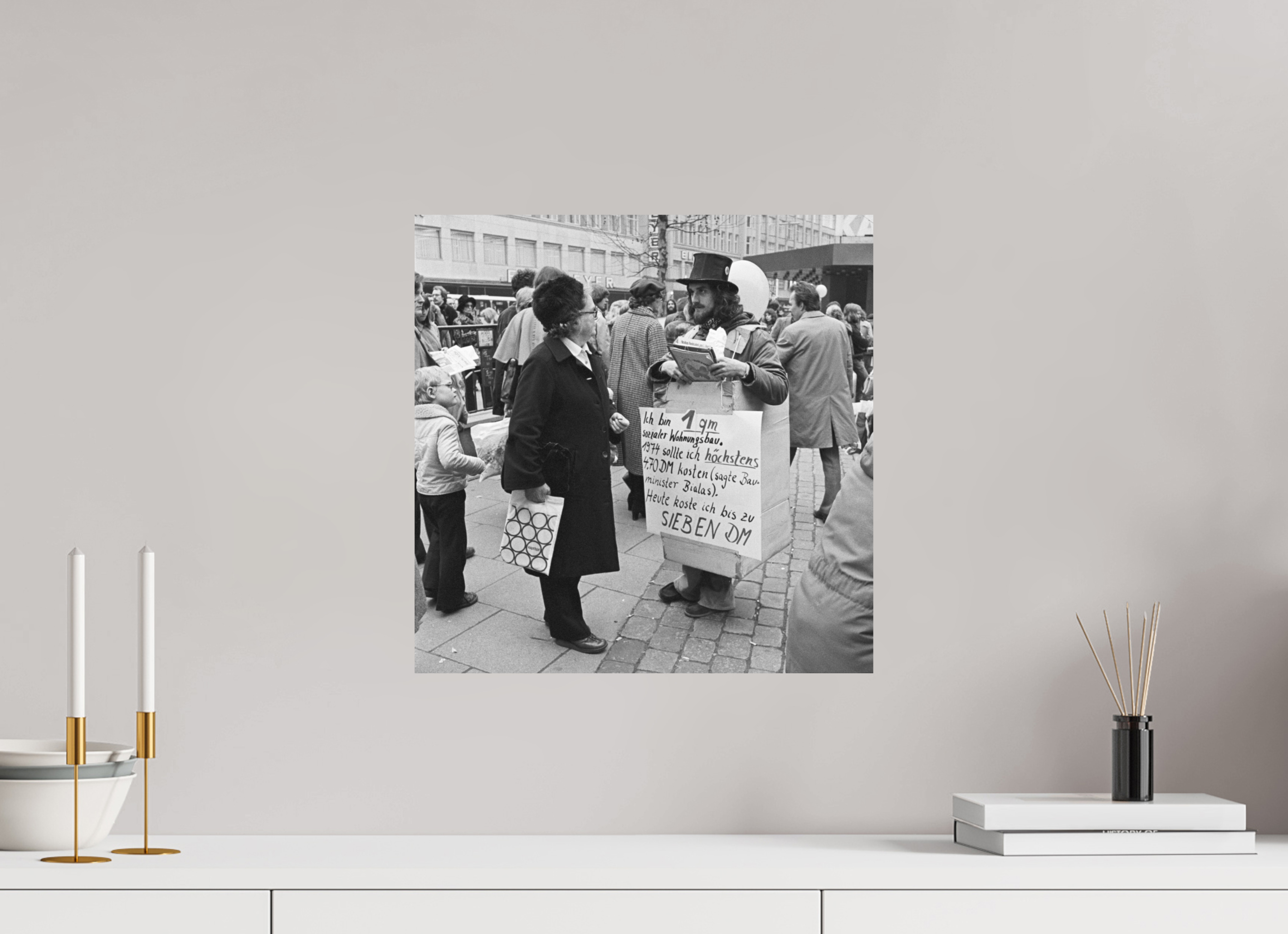 40 x 40 cm, 2. Foto auf Alu-Dibond Johannes Hartmann: Ich bin 1qm sozialer Wohnungsbau. (S/W-Foto)