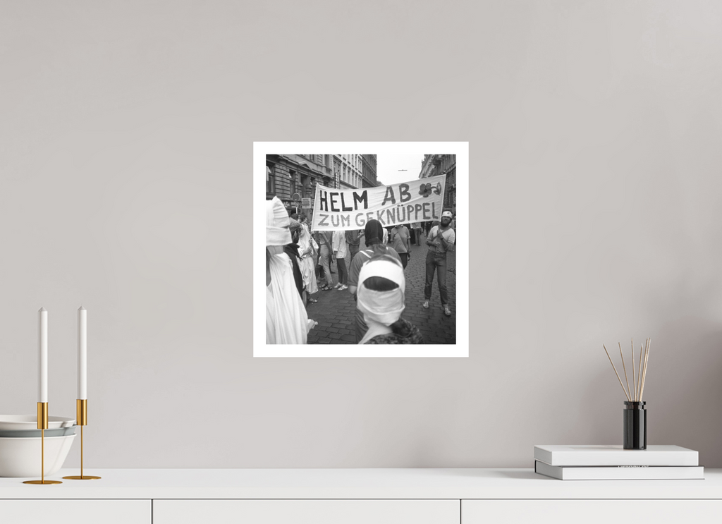 30 x 30 cm, 1. Foto mit Weißrand Johannes Hartmann: Helm ab zum Geknüppel (S/W-Foto)