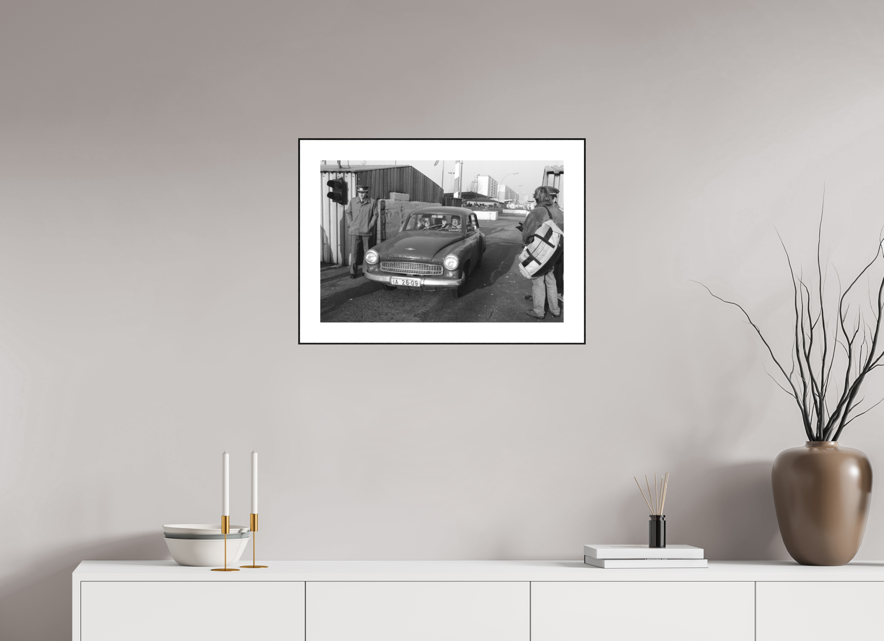 60 x 40 cm, 3b. Foto in ArtBox (4mm) mit Weißrand Johannes Hartmann: Mit Hallo in den Westen (S/W-Foto)