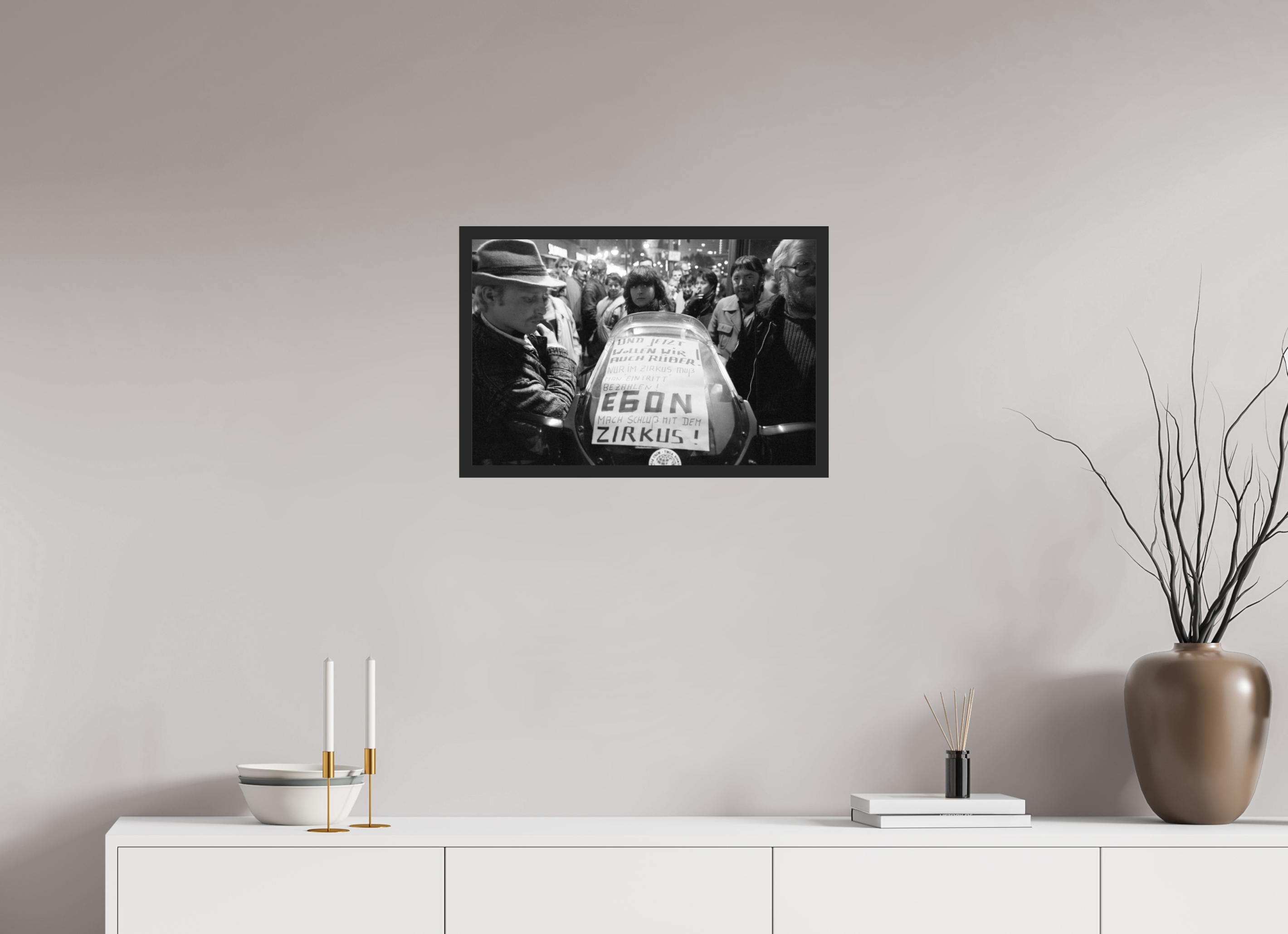 60 x 40 cm, 4a. Foto im Holz-Rahmen (20mm) Johannes Hartmann: Mach Schluss, Egon ! (S/W-Foto)