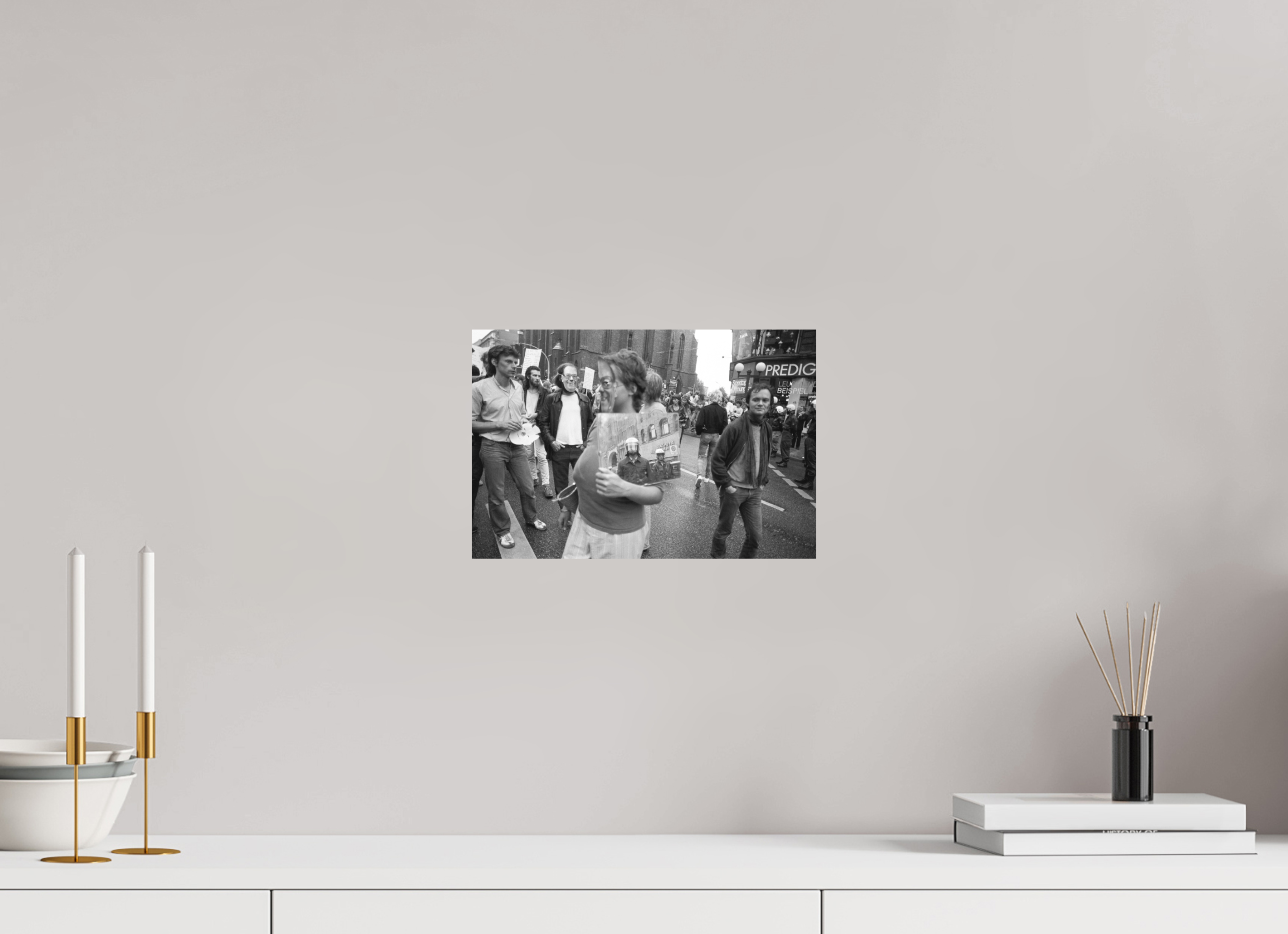 30 x 20 cm, 2. Foto auf Alu-Dibond Johannes Hartmann: Den Spiegel vorgehalten (S/W-Foto)