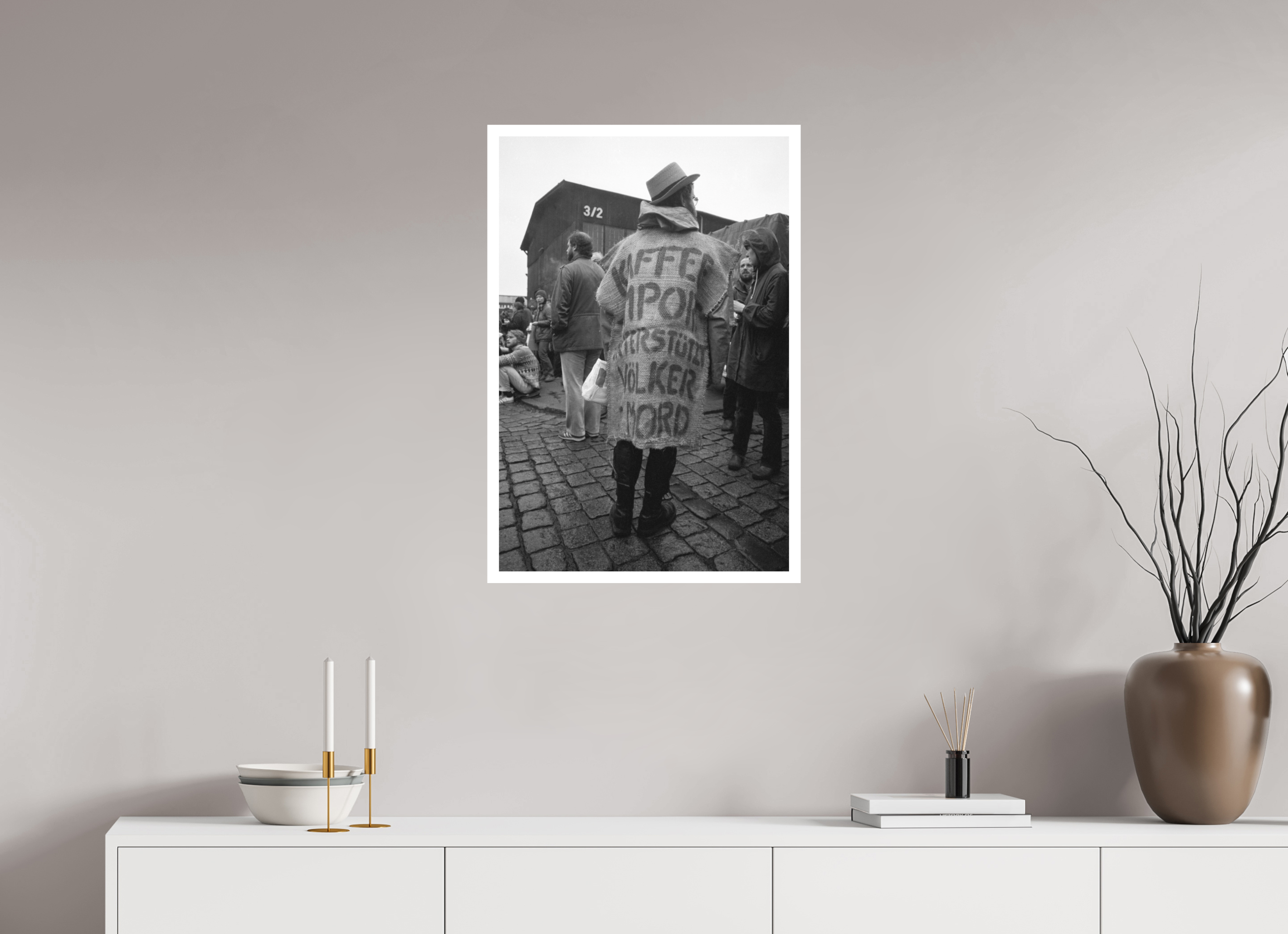 50 x 75 cm, 1. Foto mit Weißrand Johannes Hartmann: Kaffee-Import unterstützt Völkermord (S/W-Foto)