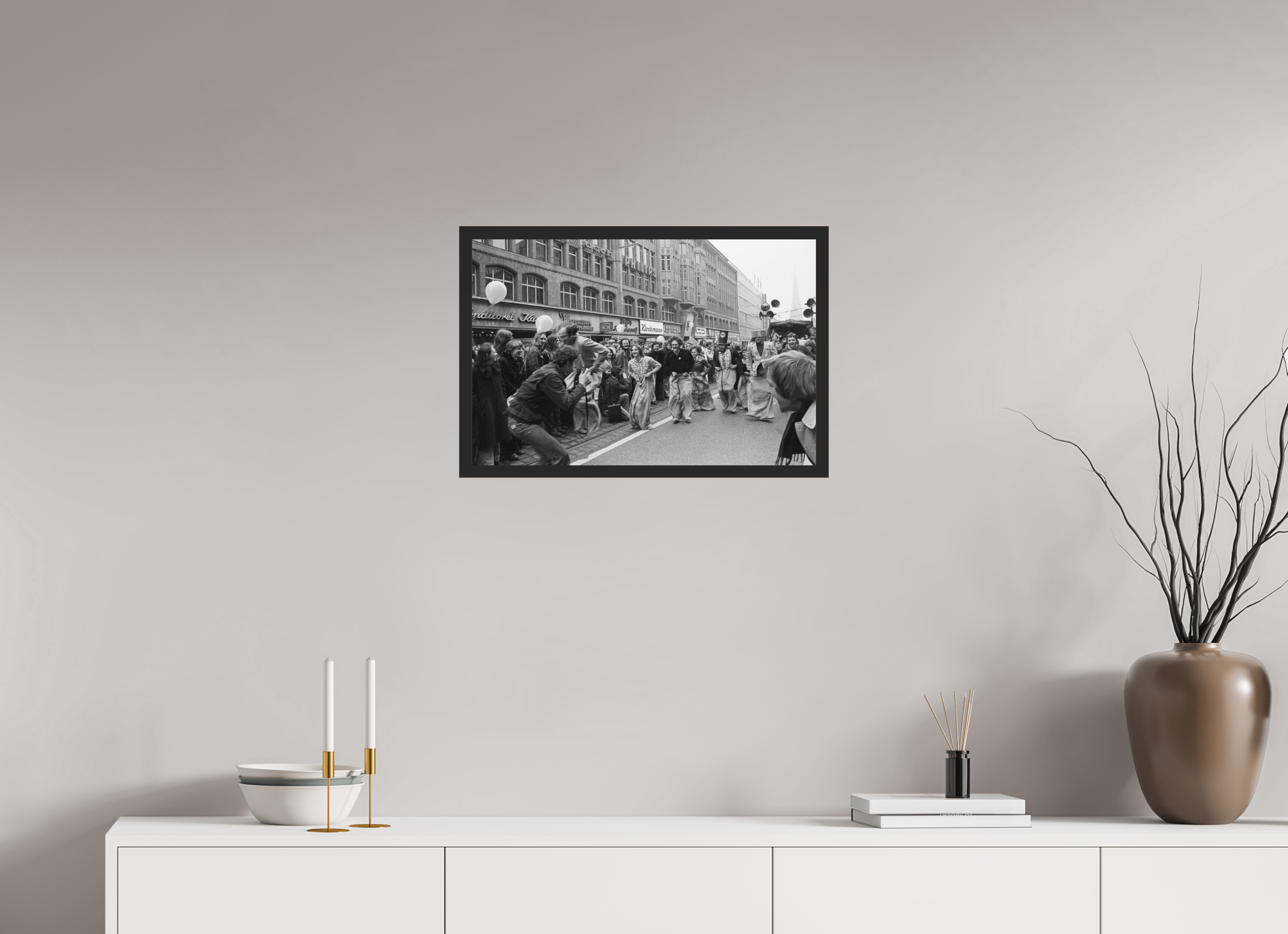 60 x 40 cm, 4a. Foto im Holz-Rahmen (20mm) Johannes Hartmann: Sackhüpfen der Hamburger Pfeffersäcke (S/W-Foto)