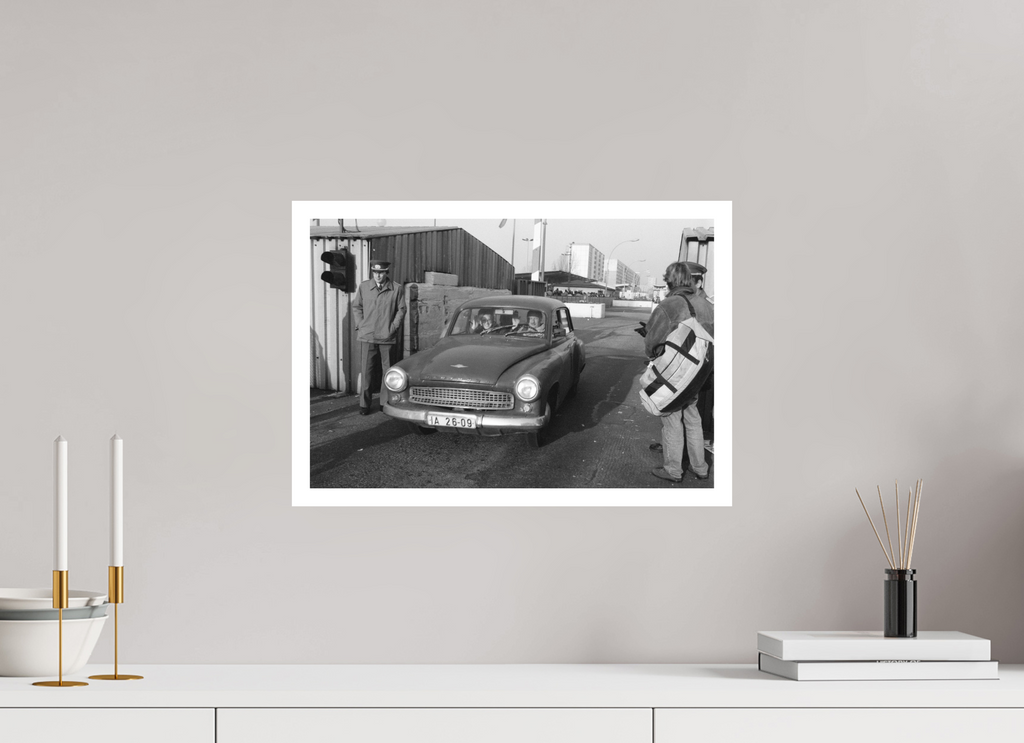 45 x 30 cm, 1. Foto mit Weißrand Johannes Hartmann: Mit Hallo in den Westen (S/W-Foto)