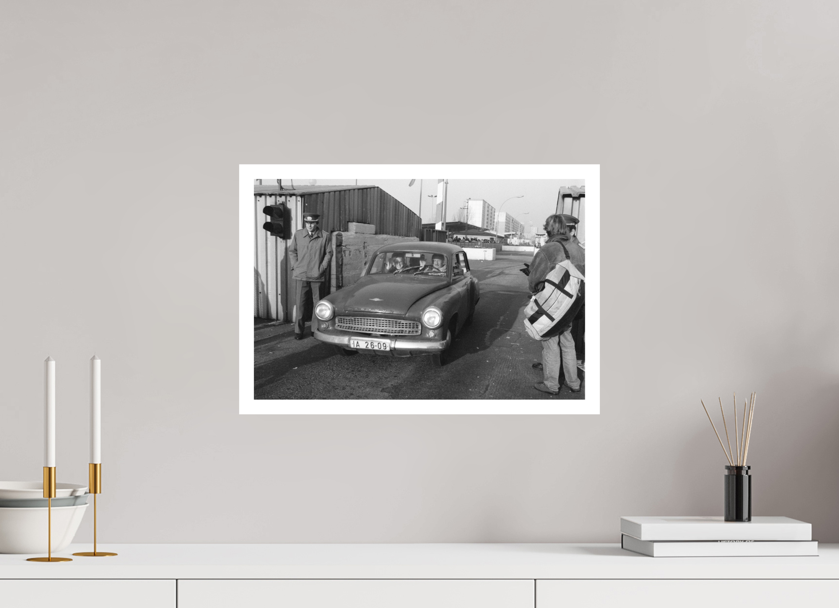 45 x 30 cm, 1. Foto mit Weißrand Johannes Hartmann: Mit Hallo in den Westen (S/W-Foto)