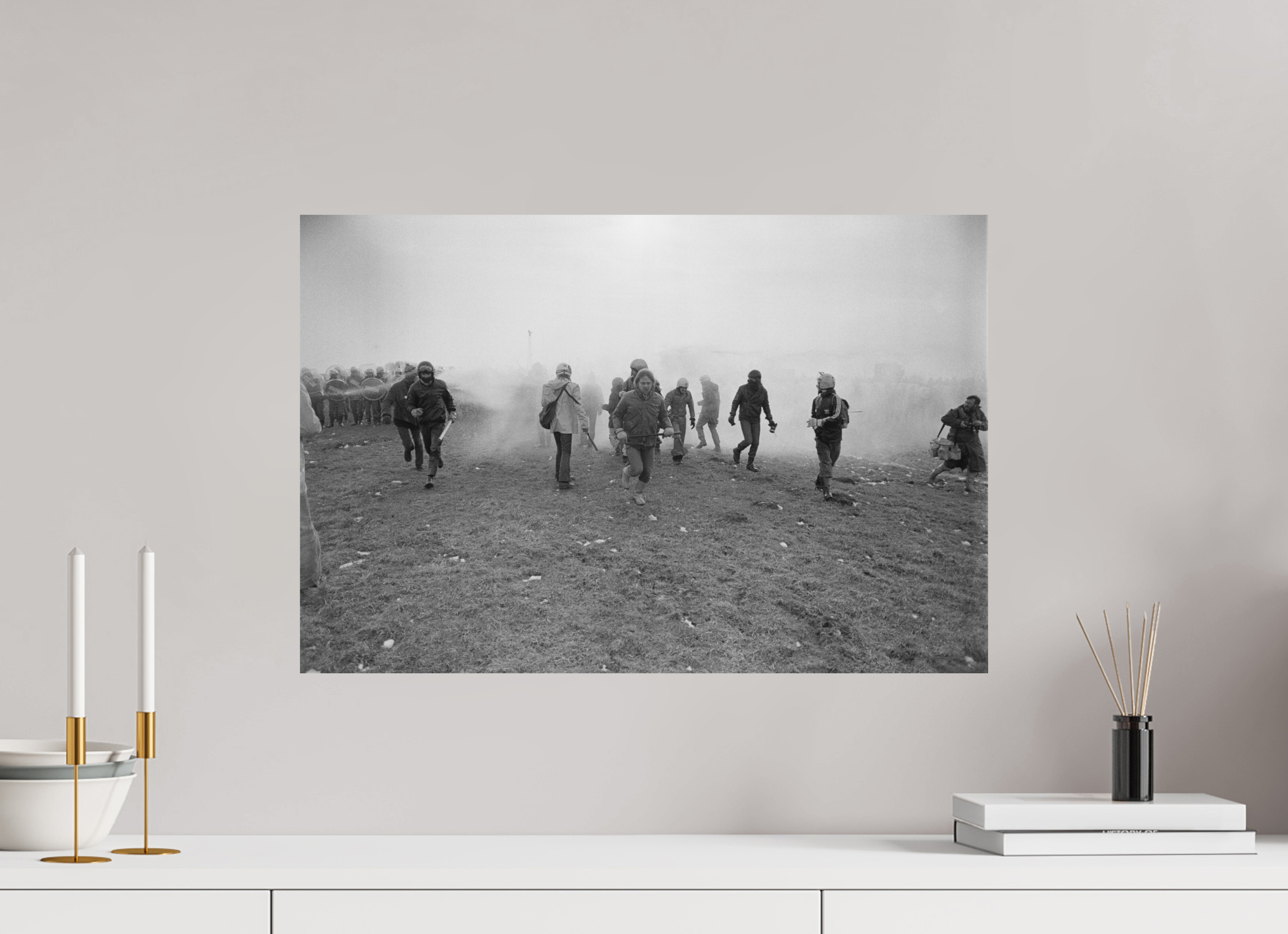 60 x 40 cm, 2. Foto auf Alu-Dibond Johannes Hartmann: Eskalation am Bauzaun 3 – Rückzug (S/W-Foto)