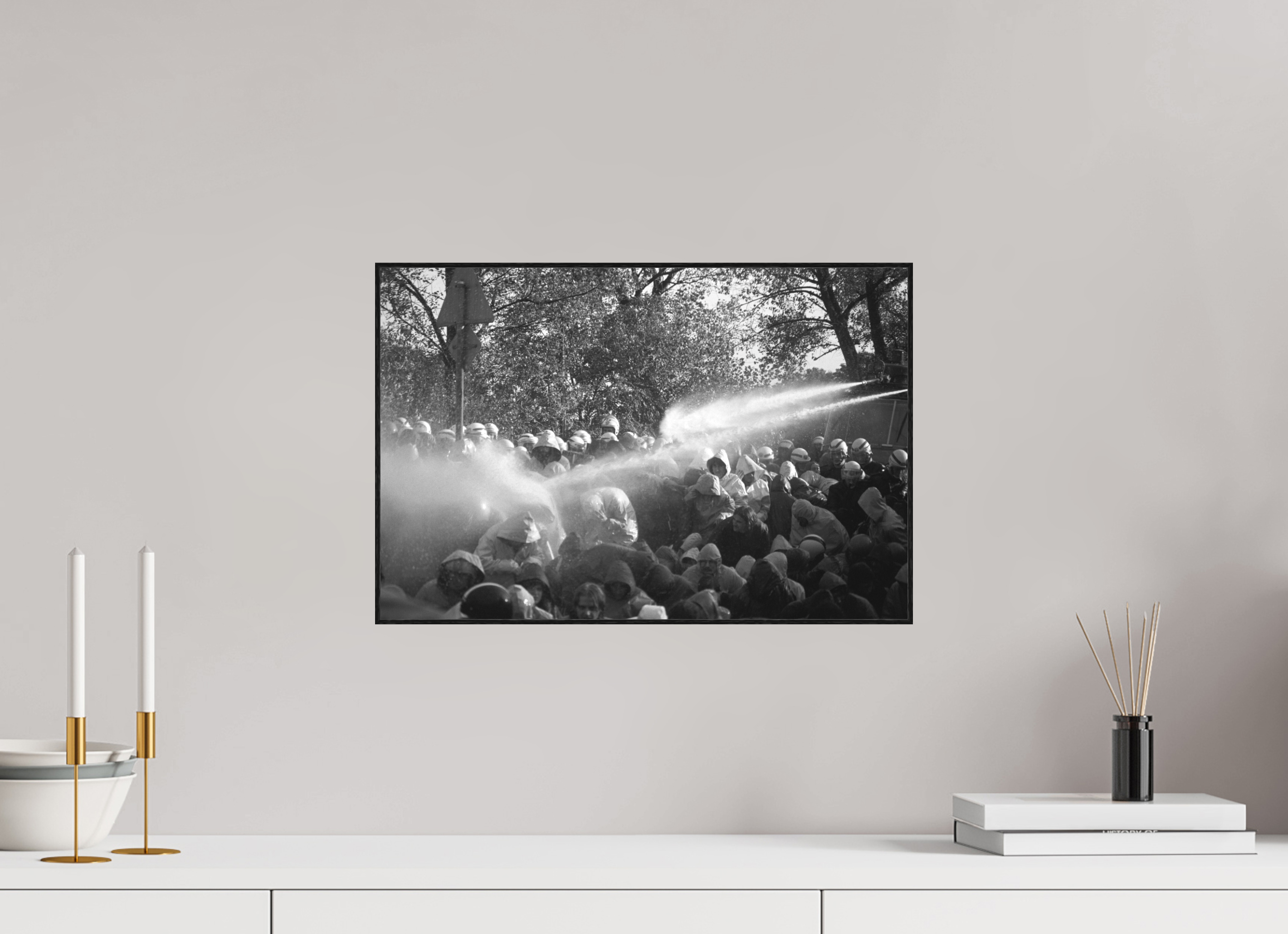 45 x 30 cm, 3a. Foto in ArtBox (4mm) Johannes Hartmann: Mit Wasserwerfern gegen Straßenblockaden (S/W-Foto)