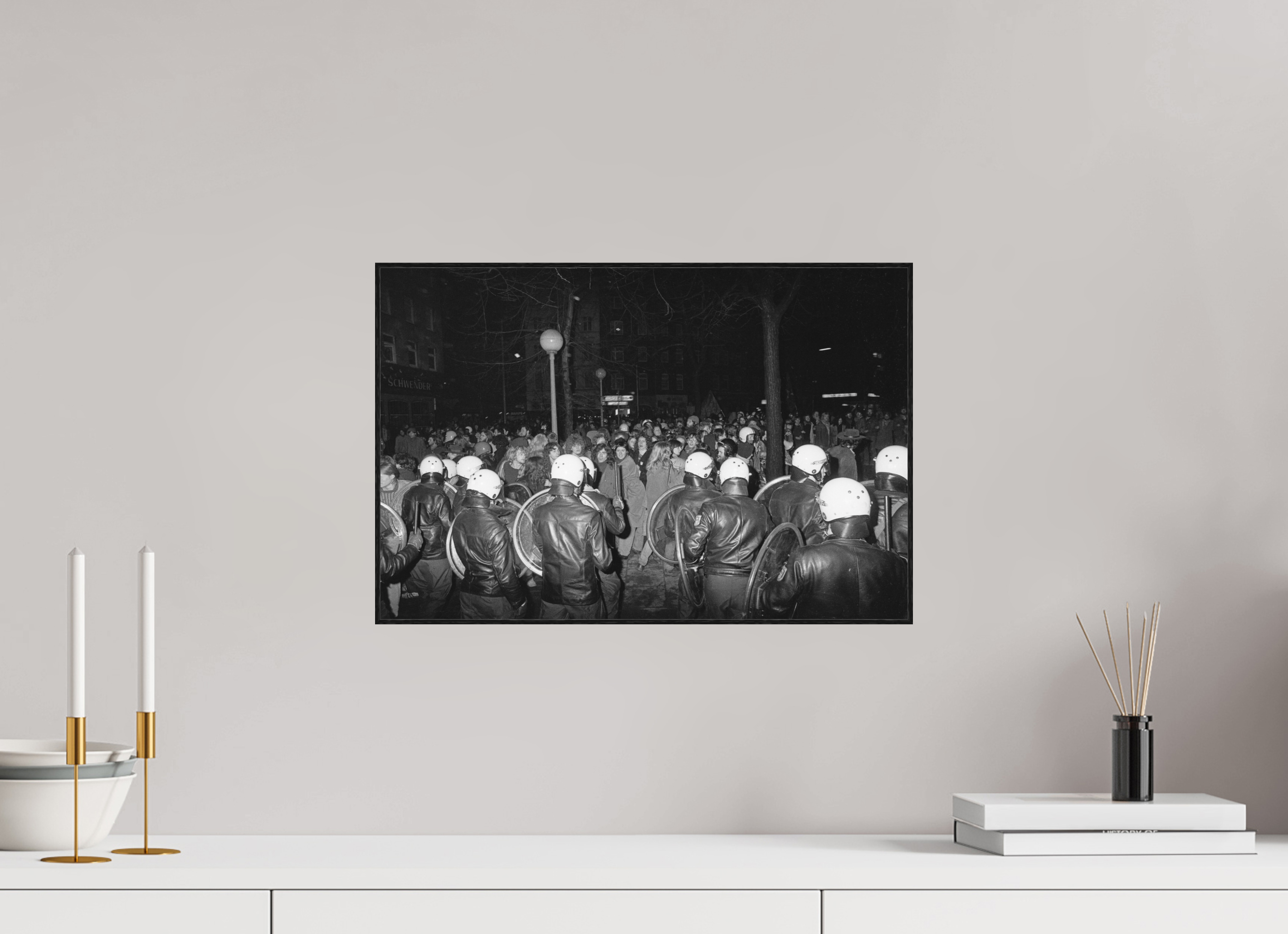 45 x 30 cm, 3a. Foto in ArtBox (4mm) Johannes Hartmann: Ende der Demonstration gegen den Polizeistaat… (S/W-Foto)