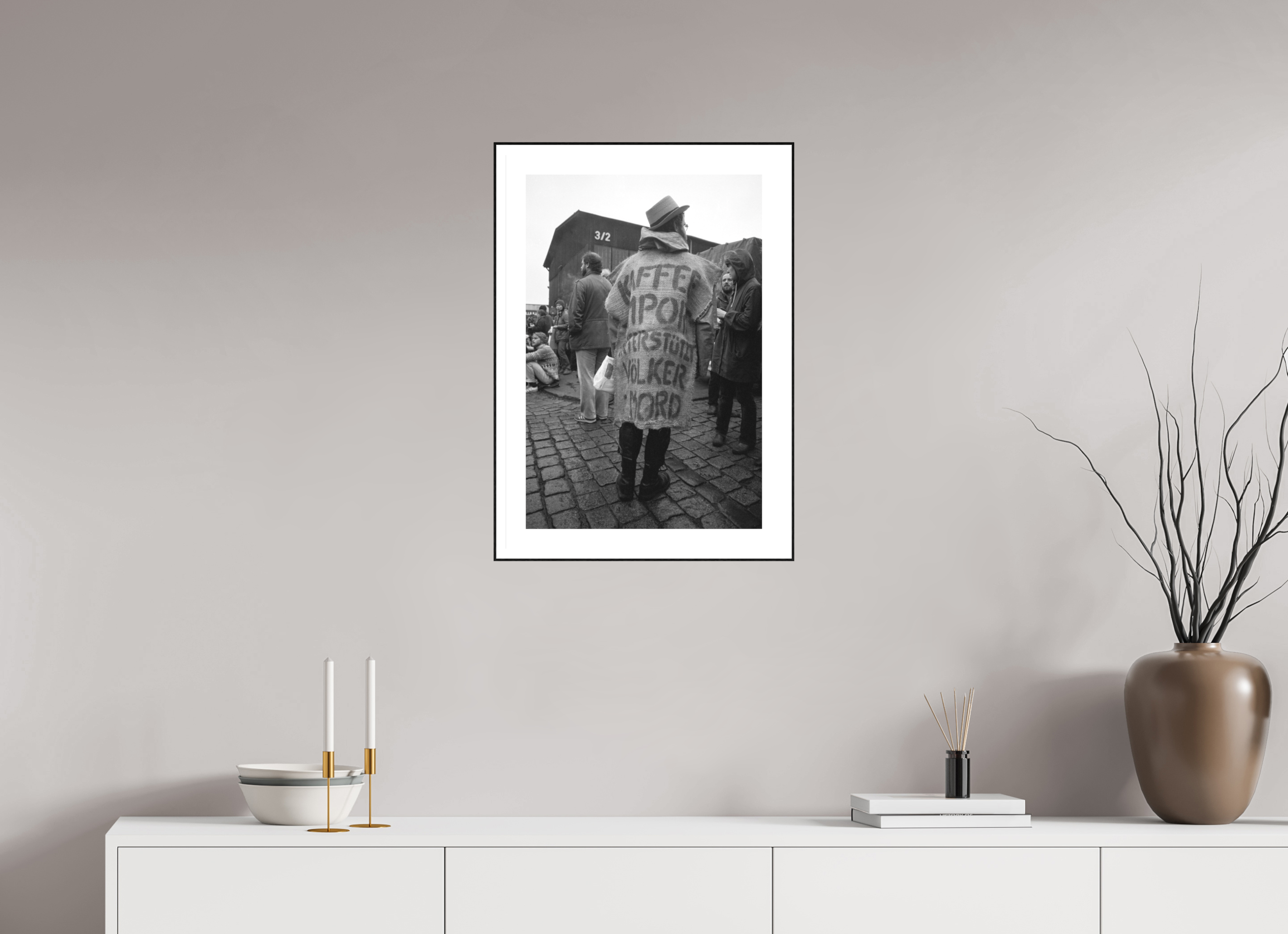 40 x 60 cm, 3b. Foto in ArtBox (4mm) mit Weißrand Johannes Hartmann: Kaffee-Import unterstützt Völkermord (S/W-Foto)