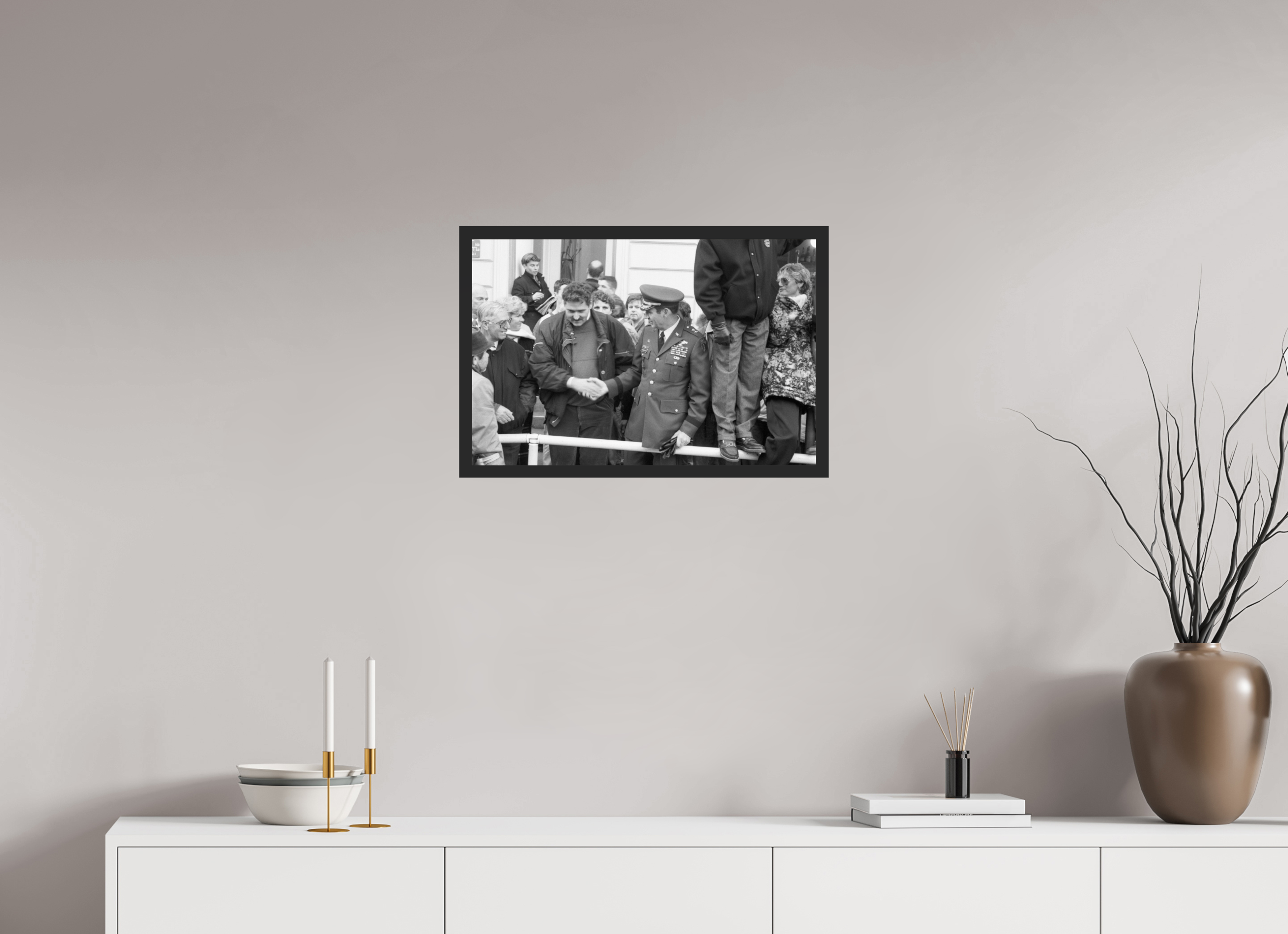 60 x 40 cm, 4a. Foto im Holz-Rahmen (20mm) Johannes Hartmann: Der Handschlag (S/W-Foto)