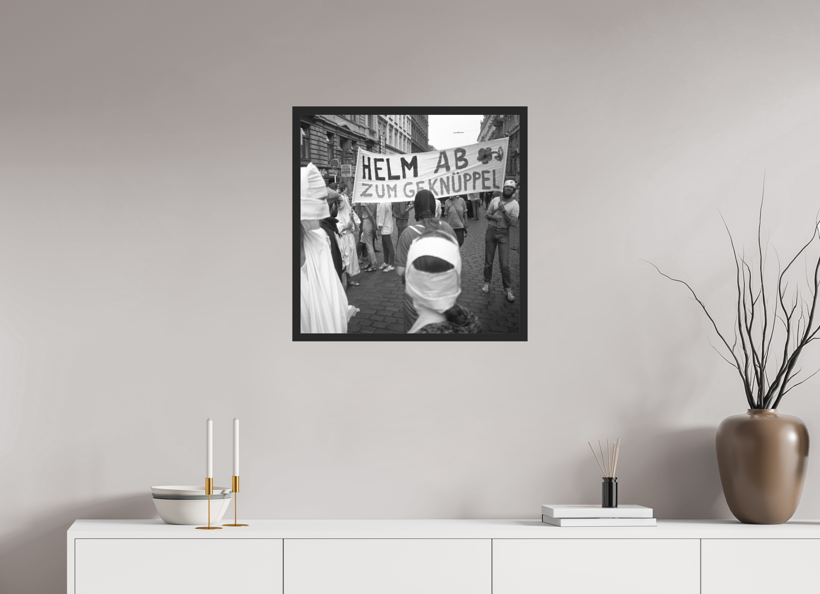 60 x 60 cm, 4a. Foto im Holz-Rahmen (20mm) Johannes Hartmann: Helm ab zum Geknüppel (S/W-Foto)