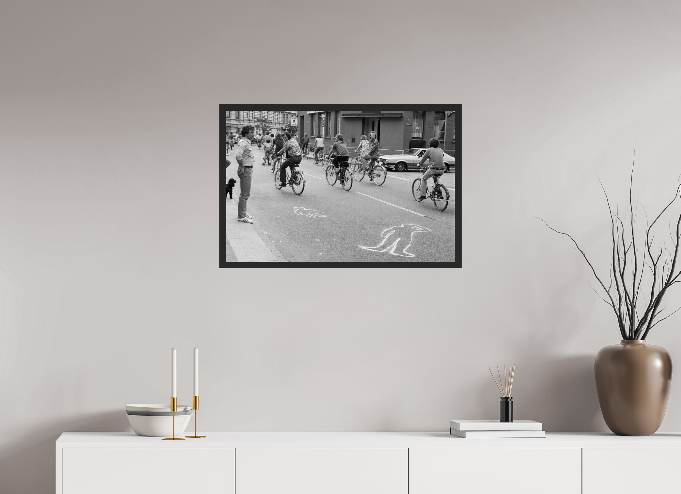 75 x 50 cm, 4a. Foto im Holz-Rahmen (20mm) Johannes Hartmann: Schleichen statt Leichen 2 (S/W-Foto)