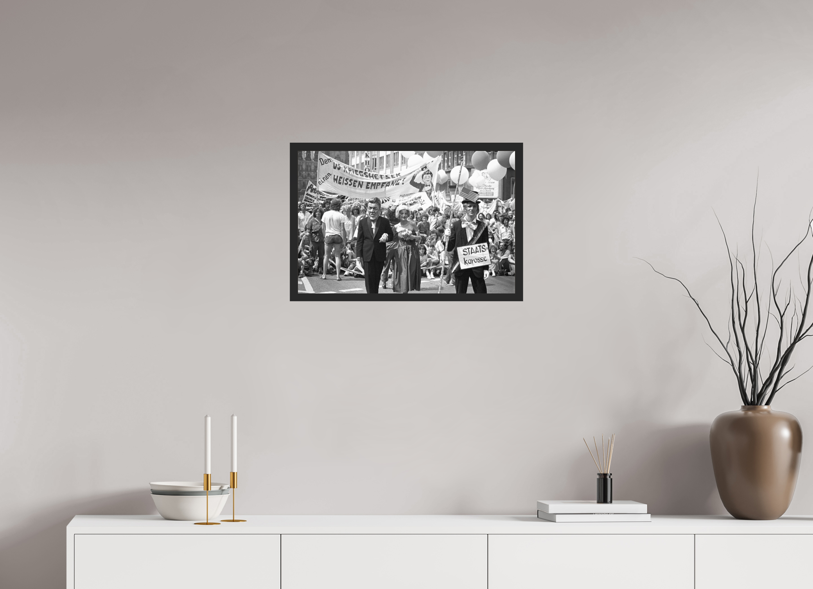 60 x 40 cm, 4a. Foto im Holz-Rahmen (20mm) Johannes Hartmann: Heißer Empfang (S/W-Foto)