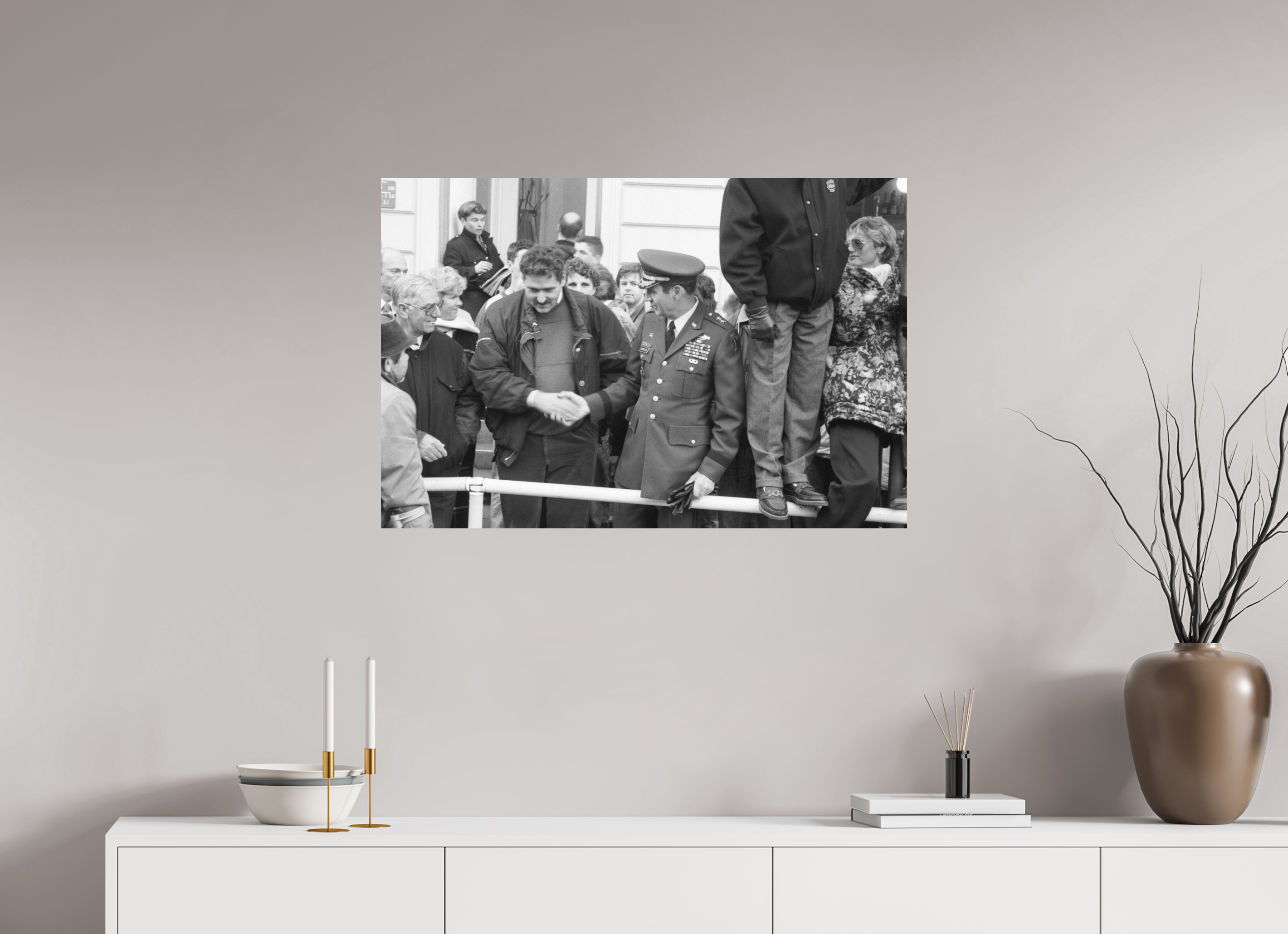 90 x 60 cm, 2. Foto auf Alu-Dibond Johannes Hartmann: Der Handschlag (S/W-Foto)