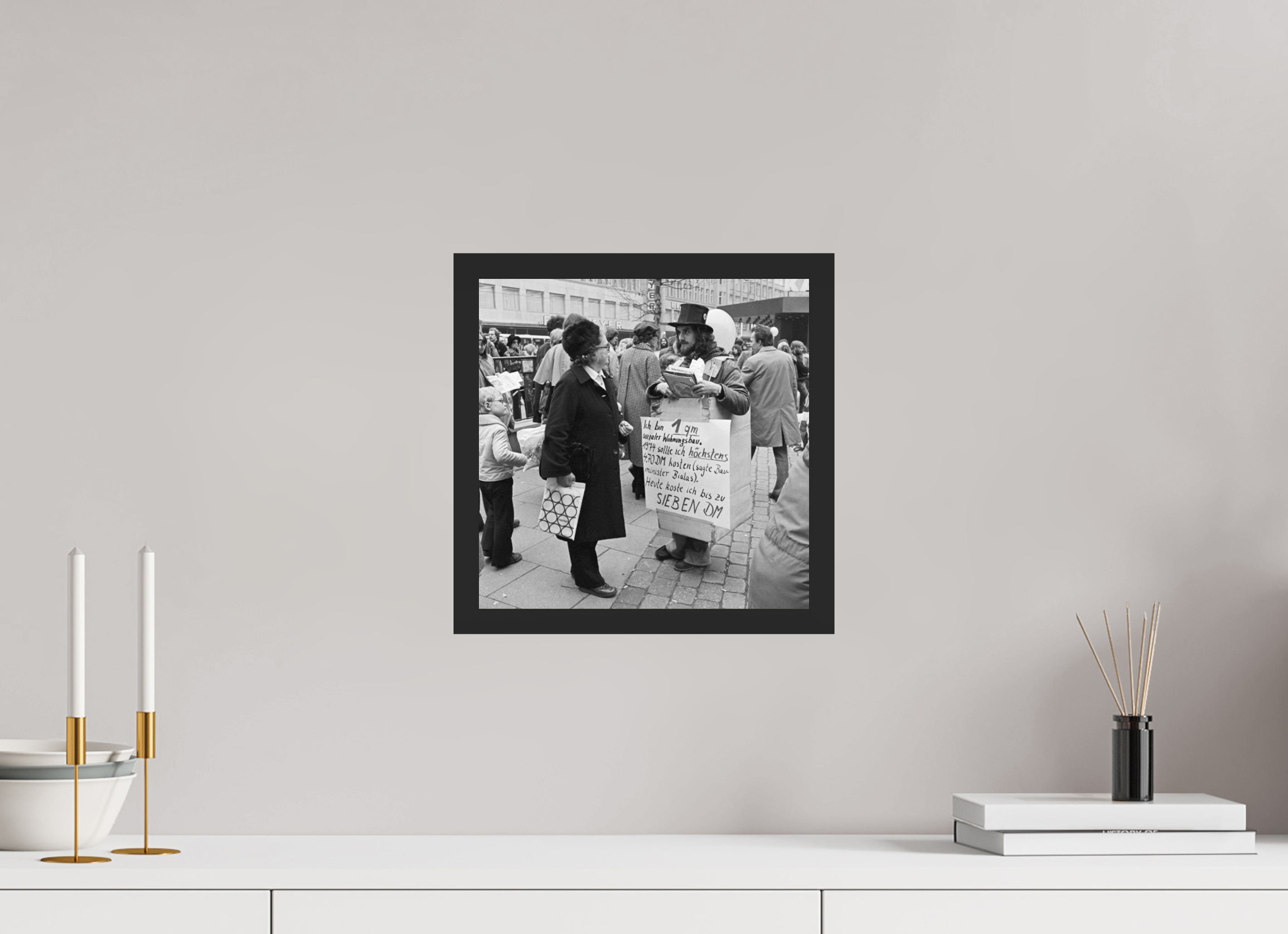 30 x 30 cm, 4a. Foto im Holz-Rahmen (20mm) Johannes Hartmann: Ich bin 1qm sozialer Wohnungsbau. (S/W-Foto)