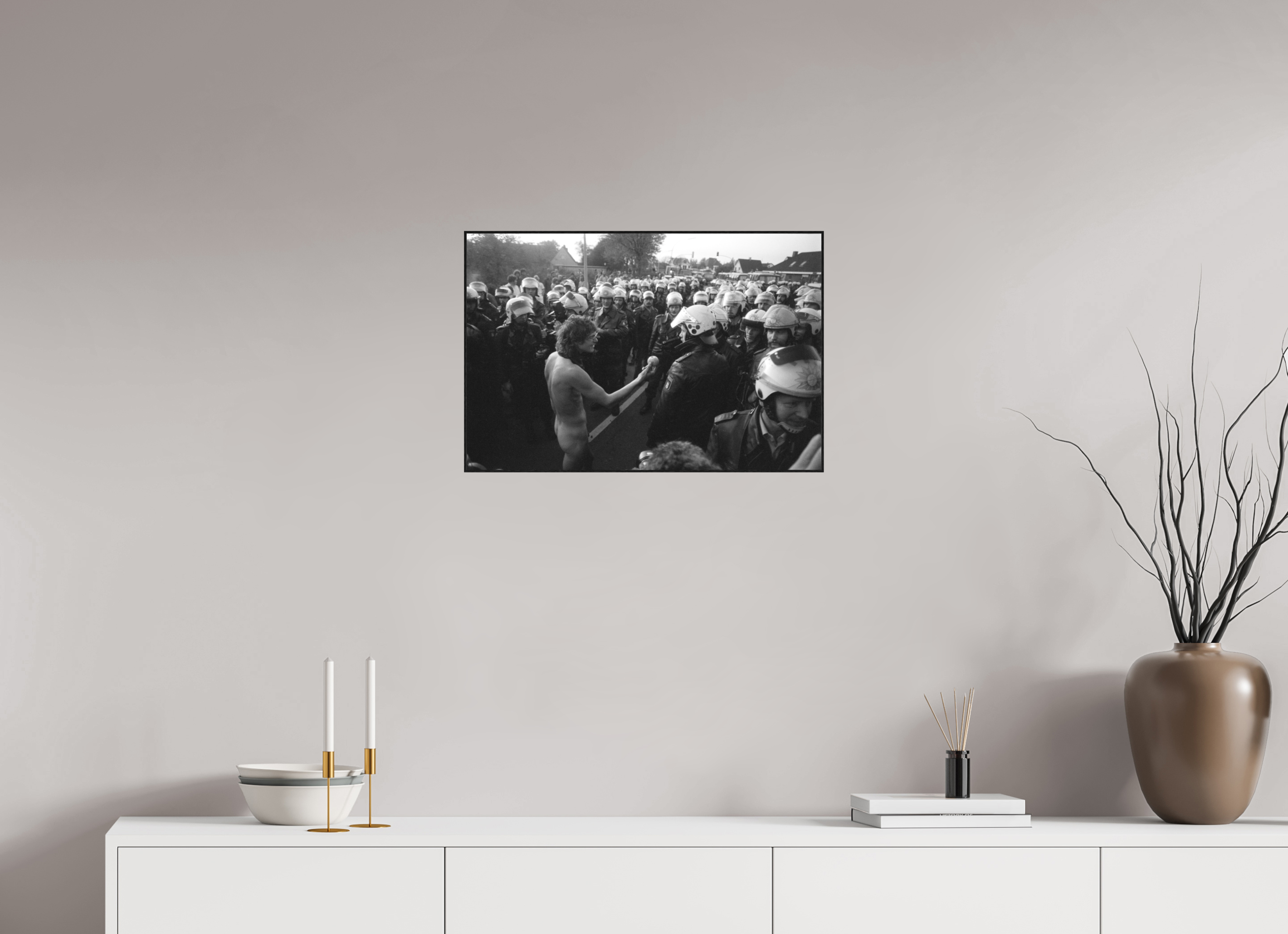 60 x 40 cm, 3a. Foto in ArtBox (4mm) Johannes Hartmann: Adams Apfel (S/W-Foto)