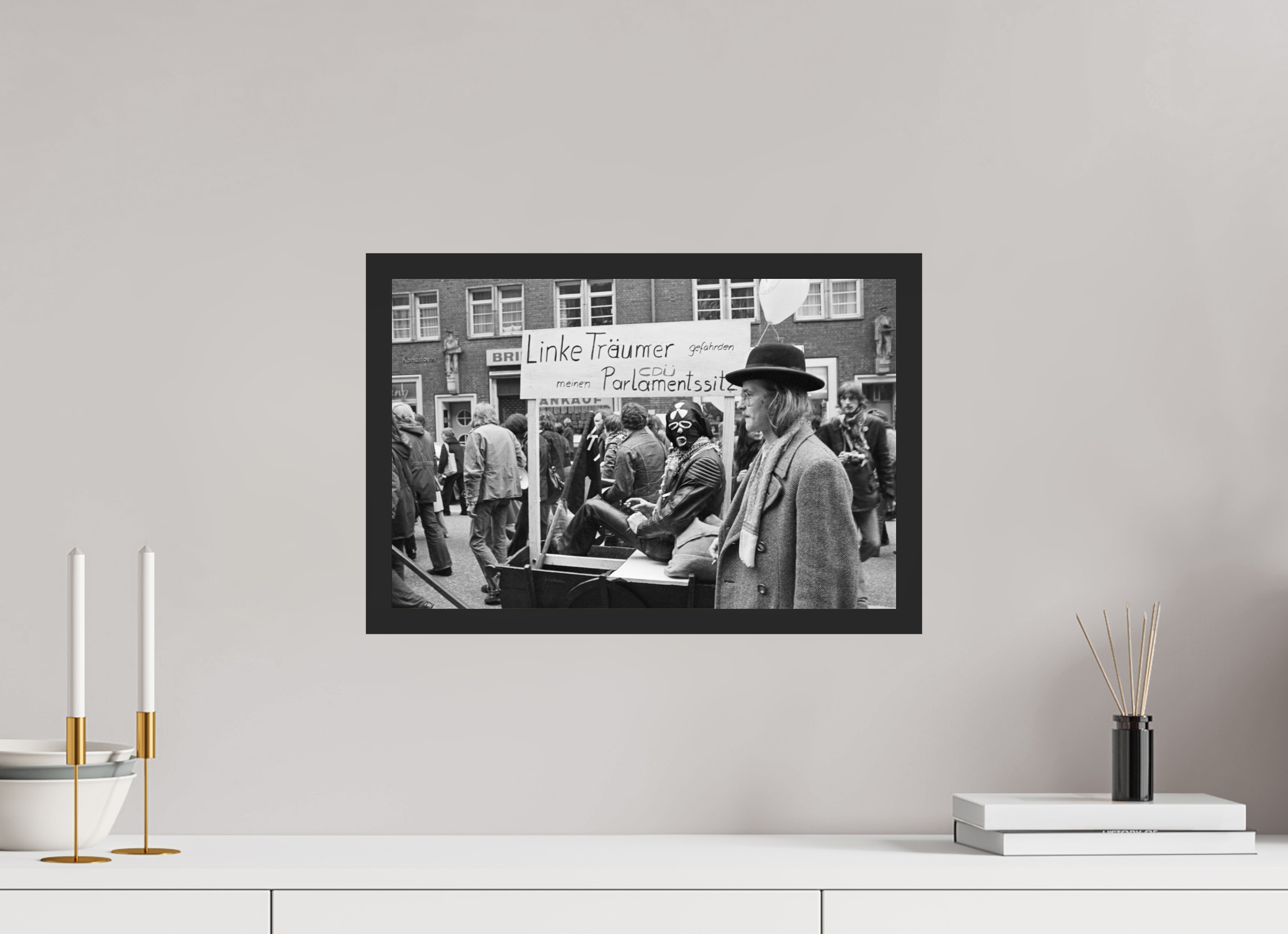 45 x 30 cm, 4a. Foto im Holz-Rahmen (20mm) Johannes Hartmann: Linke Träumer gefährden meinen CDU-Parlamentssitz (S/W-Foto)