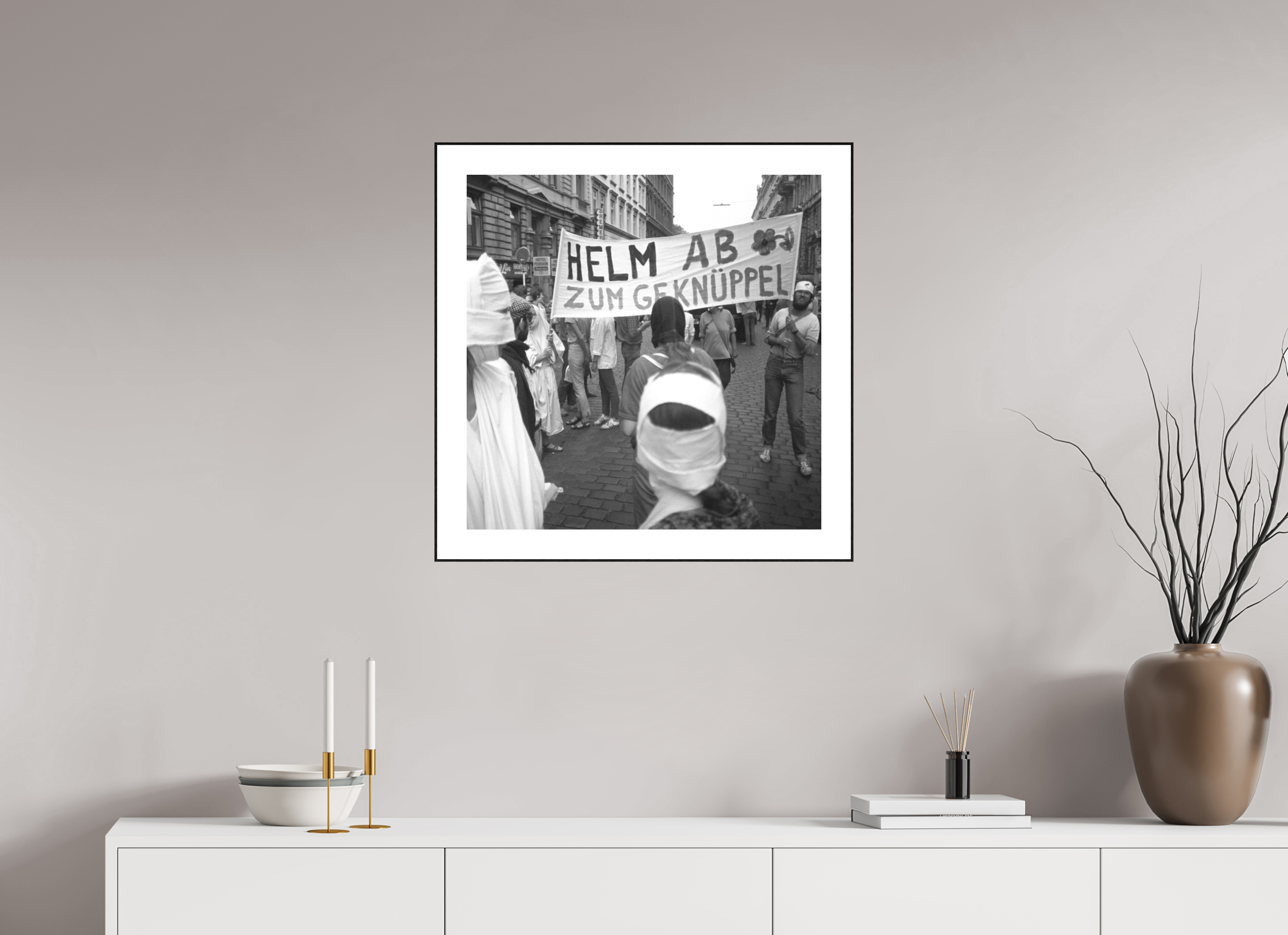 60 x 60 cm, 3b. Foto in ArtBox (4mm) mit Weißrand Johannes Hartmann: Helm ab zum Geknüppel (S/W-Foto)