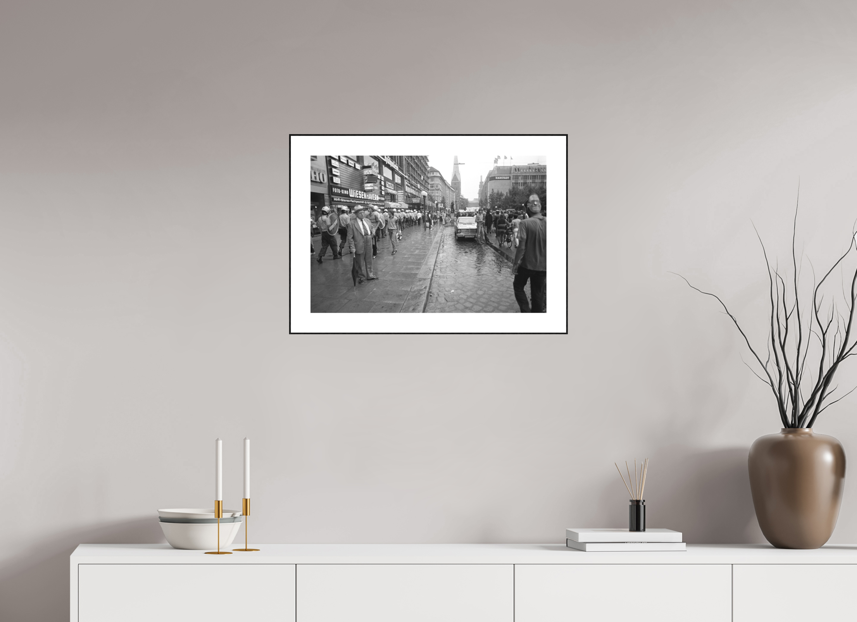 60 x 40 cm, 3b. Foto in ArtBox (4mm) mit Weißrand Johannes Hartmann: Was soll dieser ganze Zirkus? (S/W-Foto)