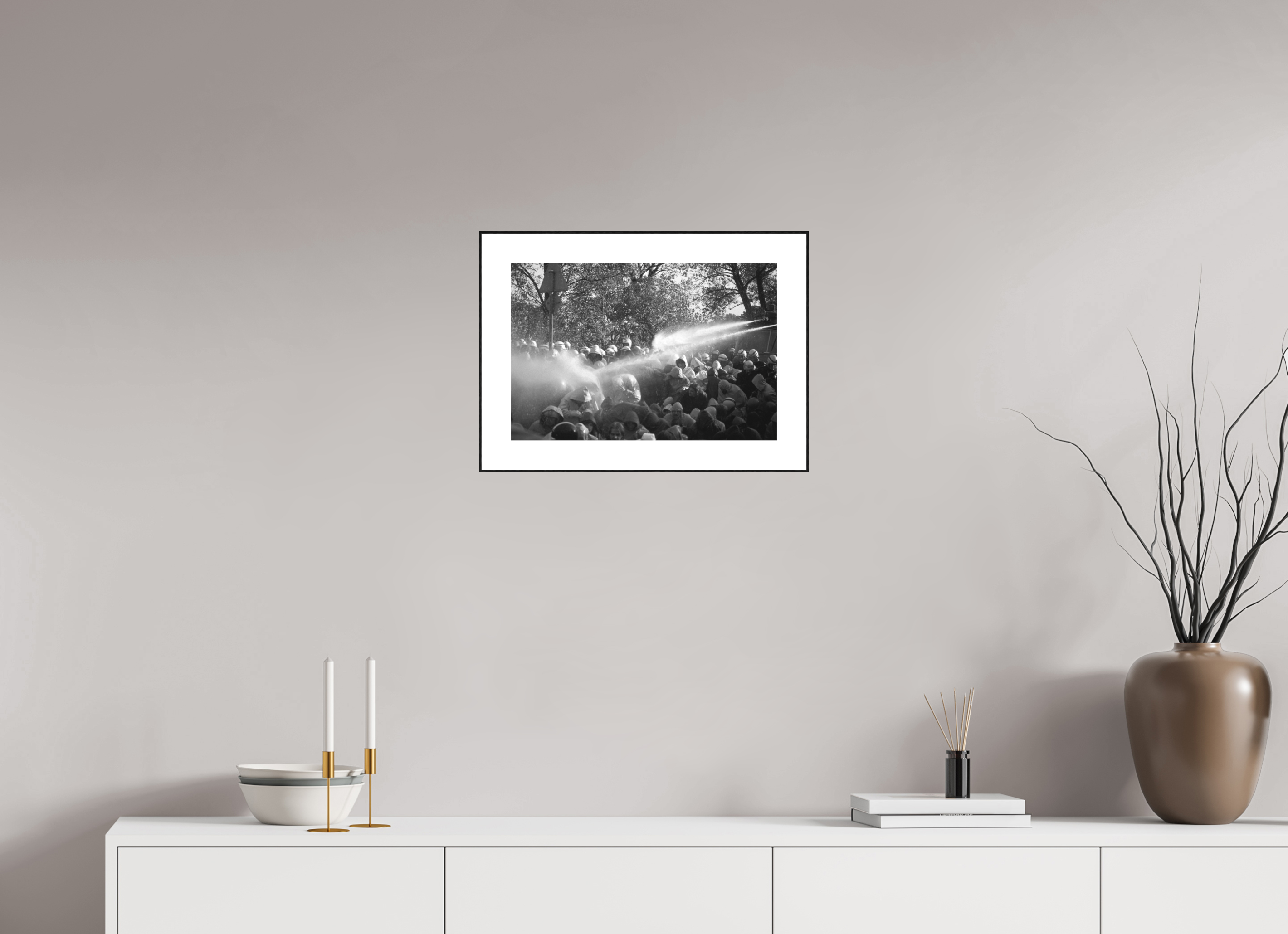 45 x 30 cm, 3b. Foto in ArtBox (4mm) mit Weißrand Johannes Hartmann: Mit Wasserwerfern gegen Straßenblockaden (S/W-Foto)