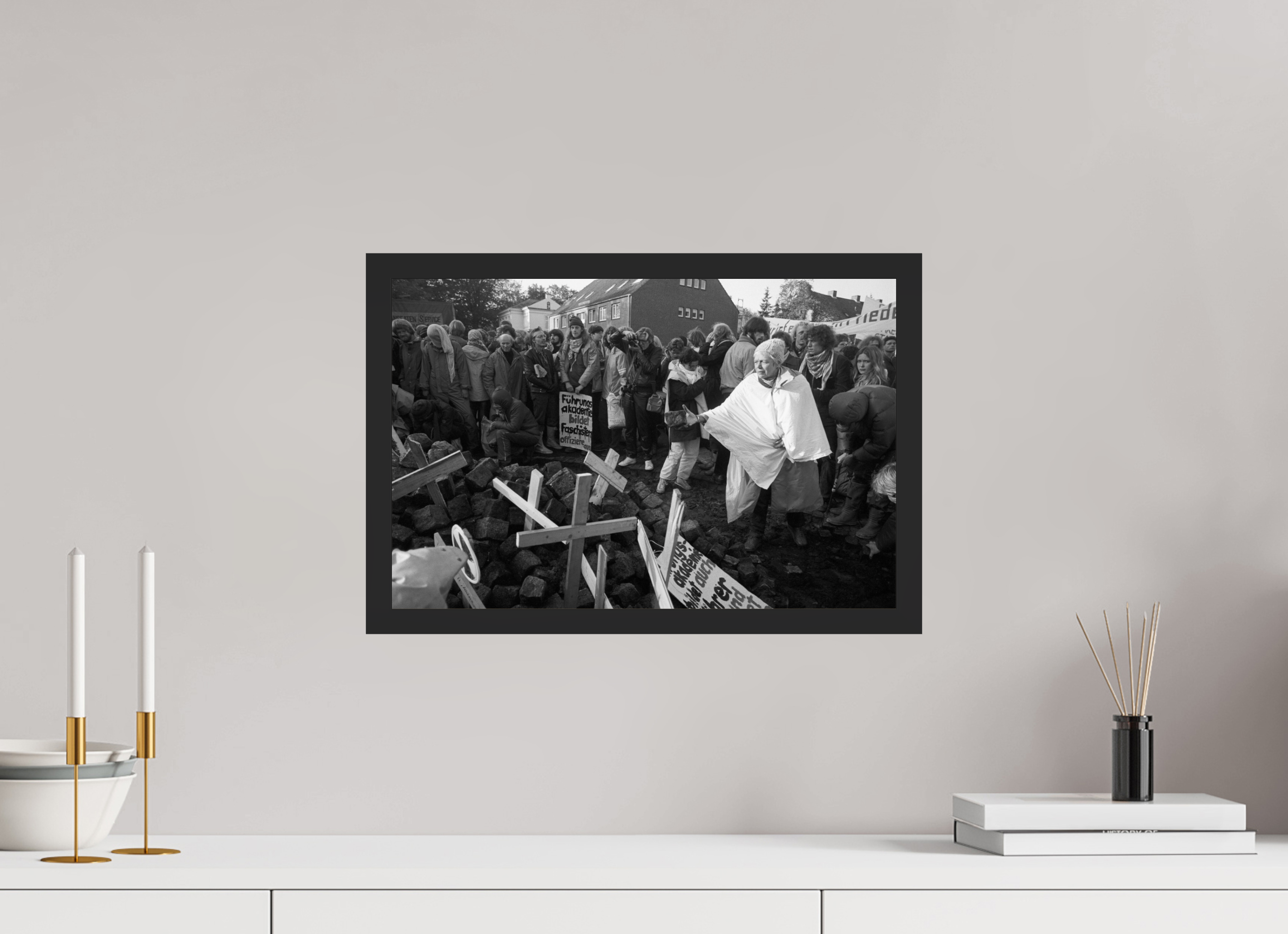 45 x 30 cm, 4a. Foto im Holz-Rahmen (20mm) Johannes Hartmann: Plädoyers für Gewaltfreiheit (S/W-Foto)