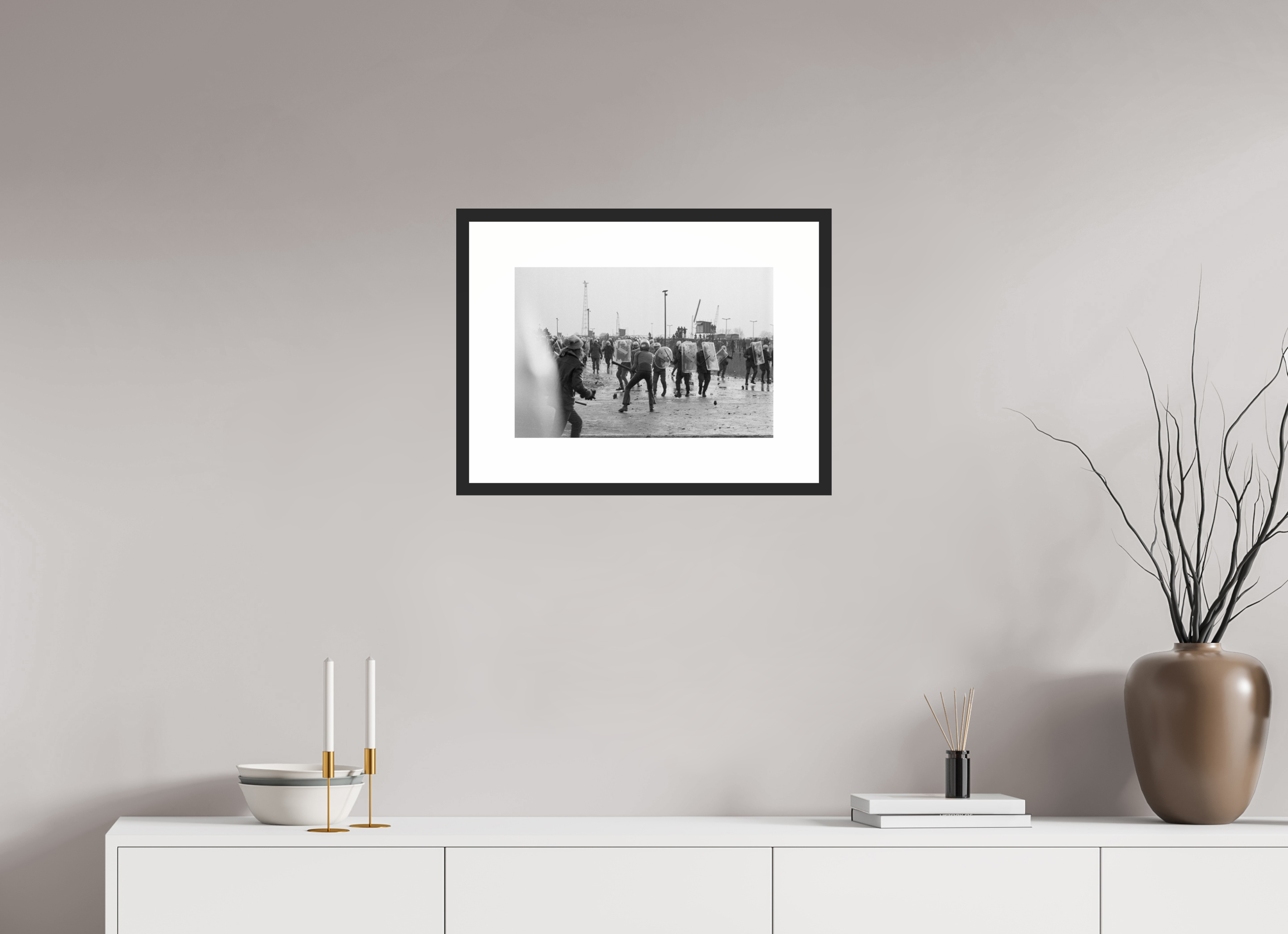 45 x 30 cm, 4b. Foto im Holz-Rahmen (20mm) mit Weißrand Johannes Hartmann: Eskalation am Bauzaun 2 (S/W-Foto)