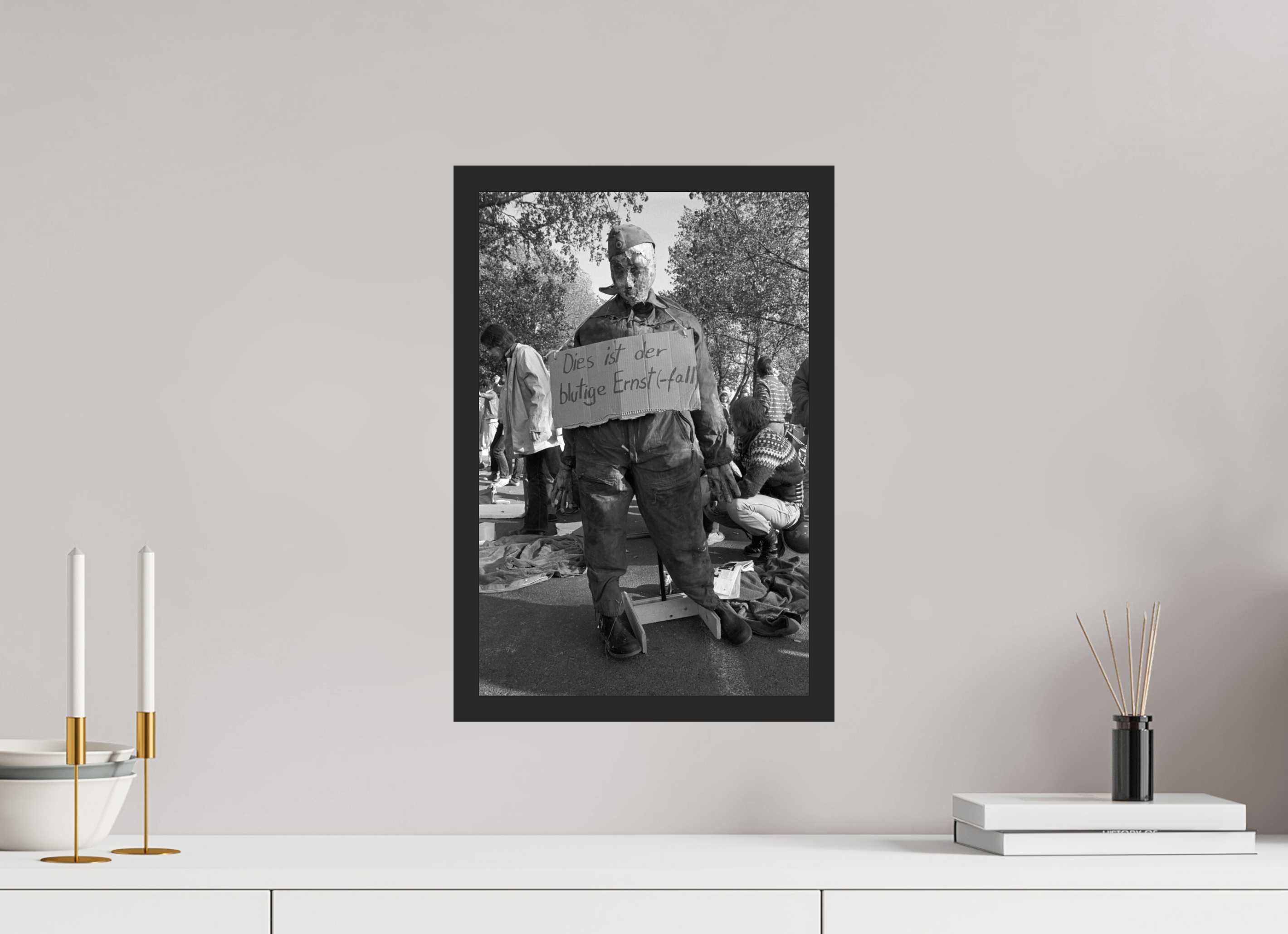 30 x 45 cm, 4a. Foto im Holz-Rahmen (20mm) Johannes Hartmann: Der blutige Ernst(-fall) (S/W-Foto)