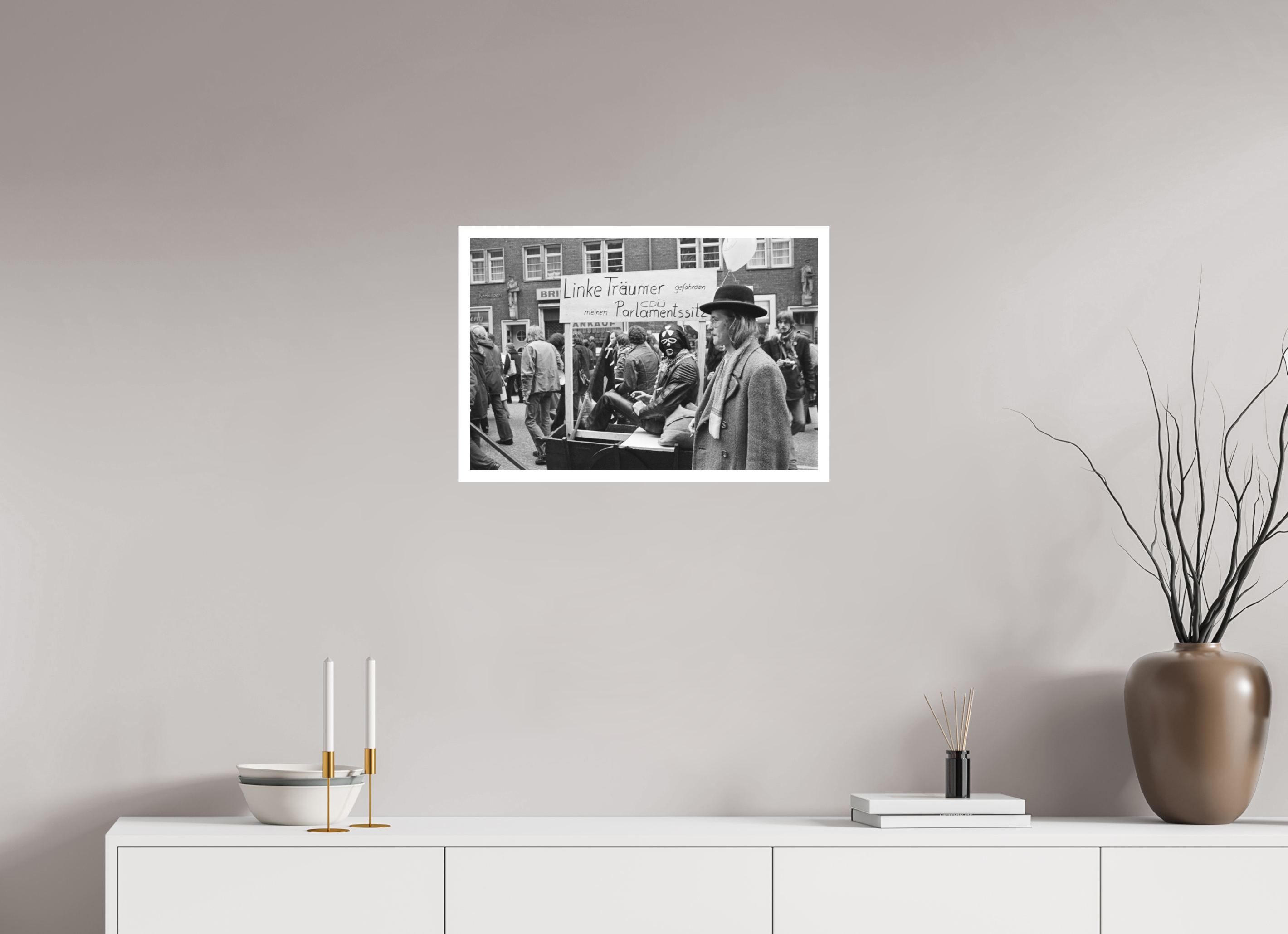 60 x 40 cm, 1. Foto mit Weißrand Johannes Hartmann: Linke Träumer gefährden meinen CDU-Parlamentssitz (S/W-Foto)