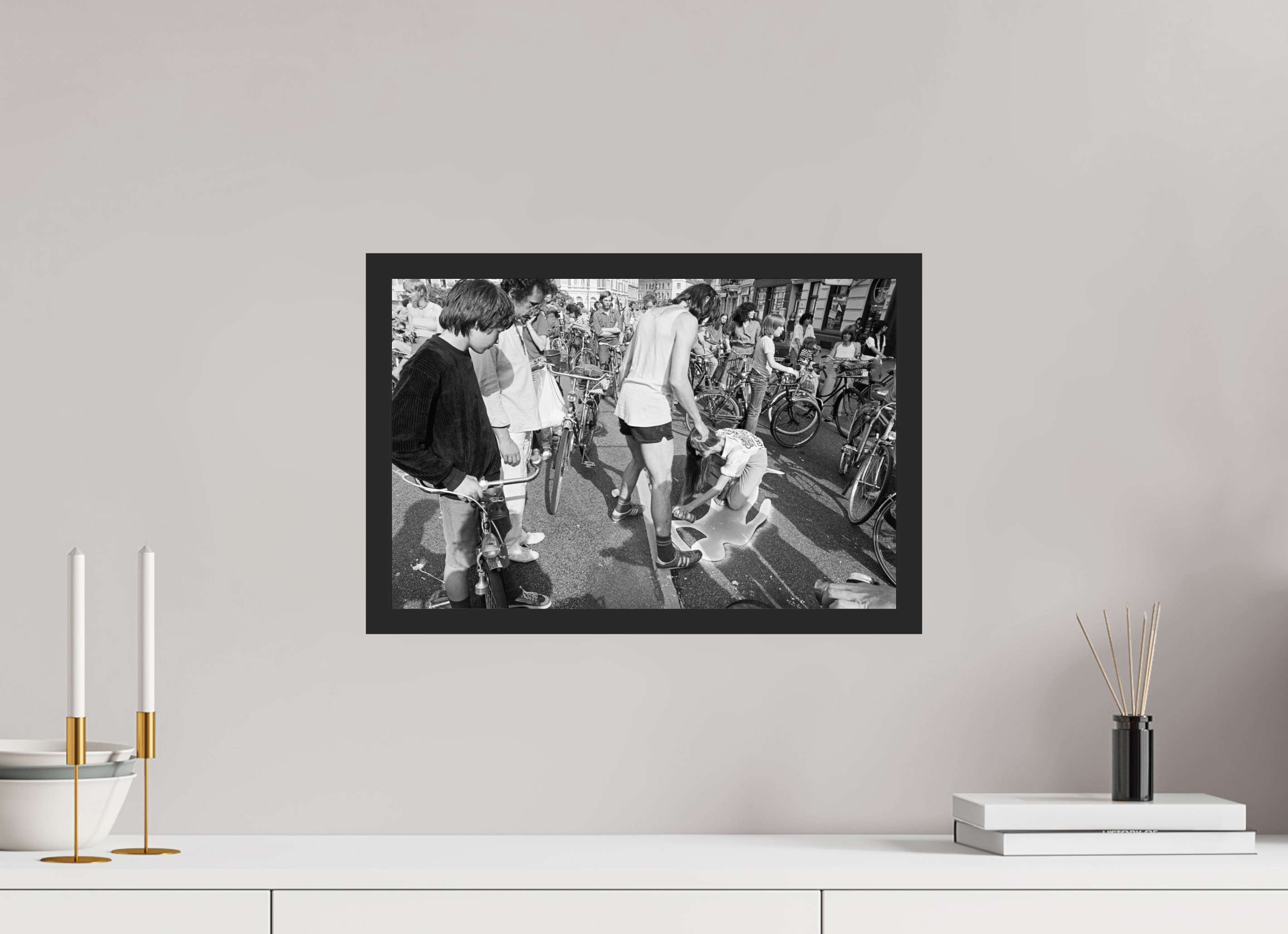 45 x 30 cm, 4a. Foto im Holz-Rahmen (20mm) Johannes Hartmann: Schleichen statt Leichen 1 (S/W-Foto)