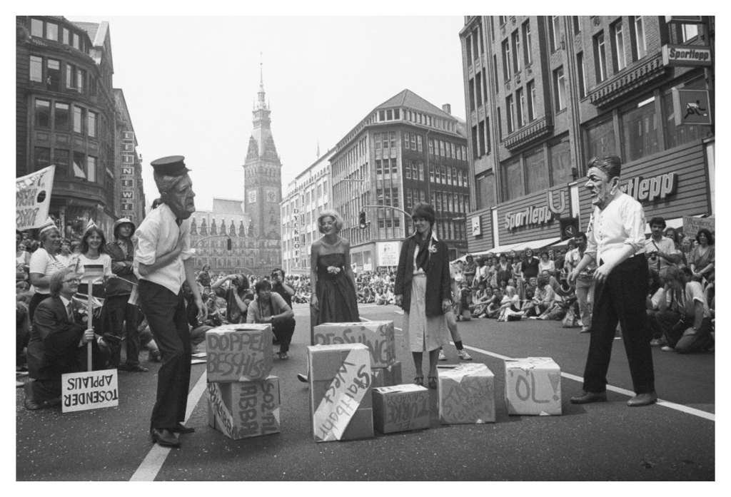 Main image Johannes Hartmann: NATO-Doppelbeschiss (S/W-Foto)