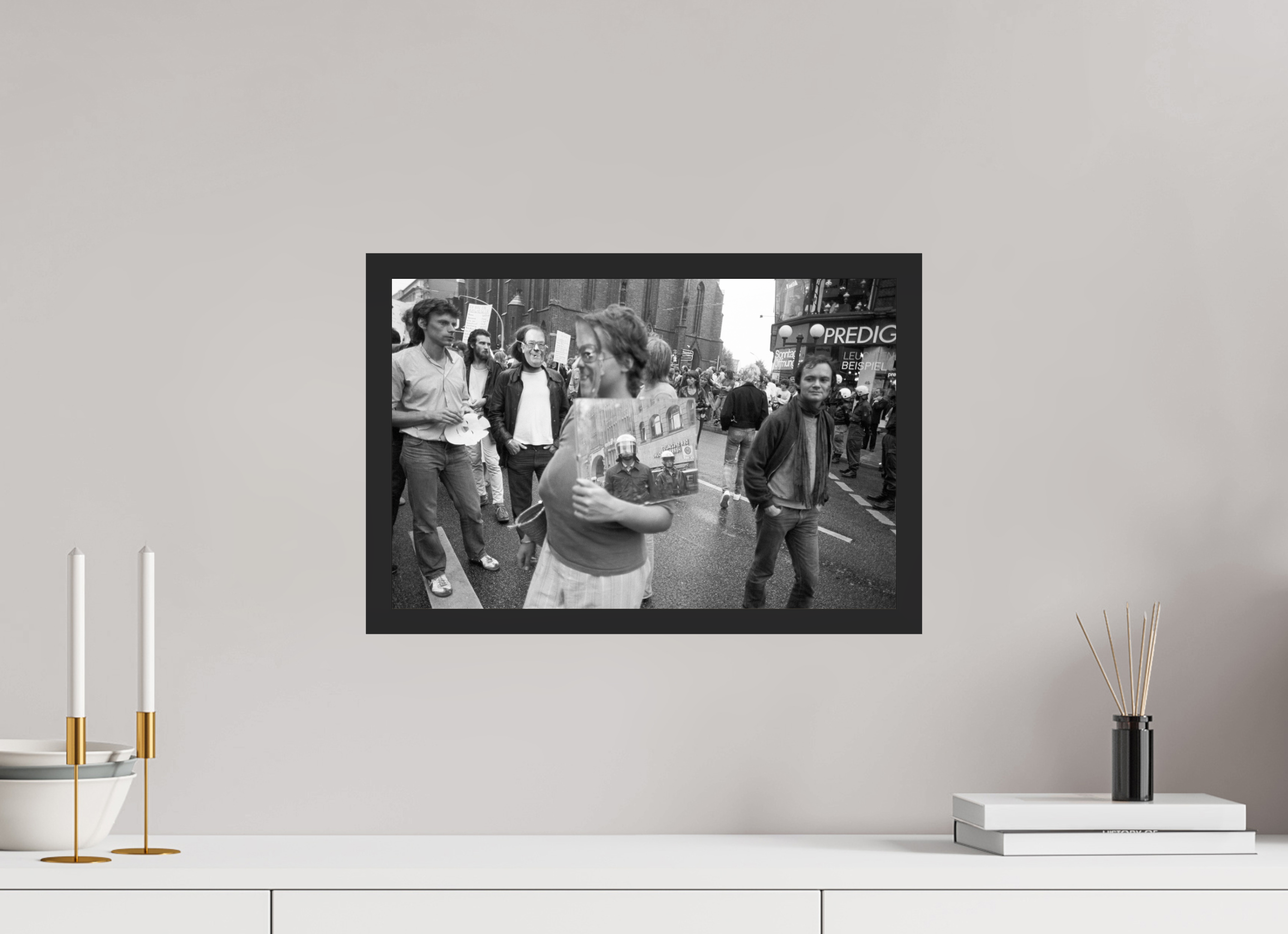 45 x 30 cm, 4a. Foto im Holz-Rahmen (20mm) Johannes Hartmann: Den Spiegel vorgehalten (S/W-Foto)