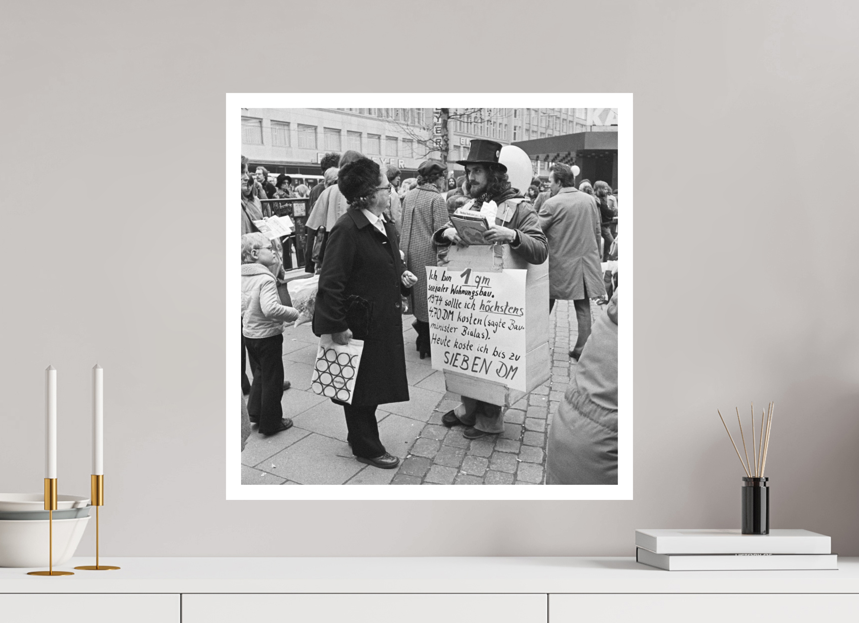 50 x 50 cm, 1. Foto mit Weißrand Johannes Hartmann: Ich bin 1qm sozialer Wohnungsbau. (S/W-Foto)