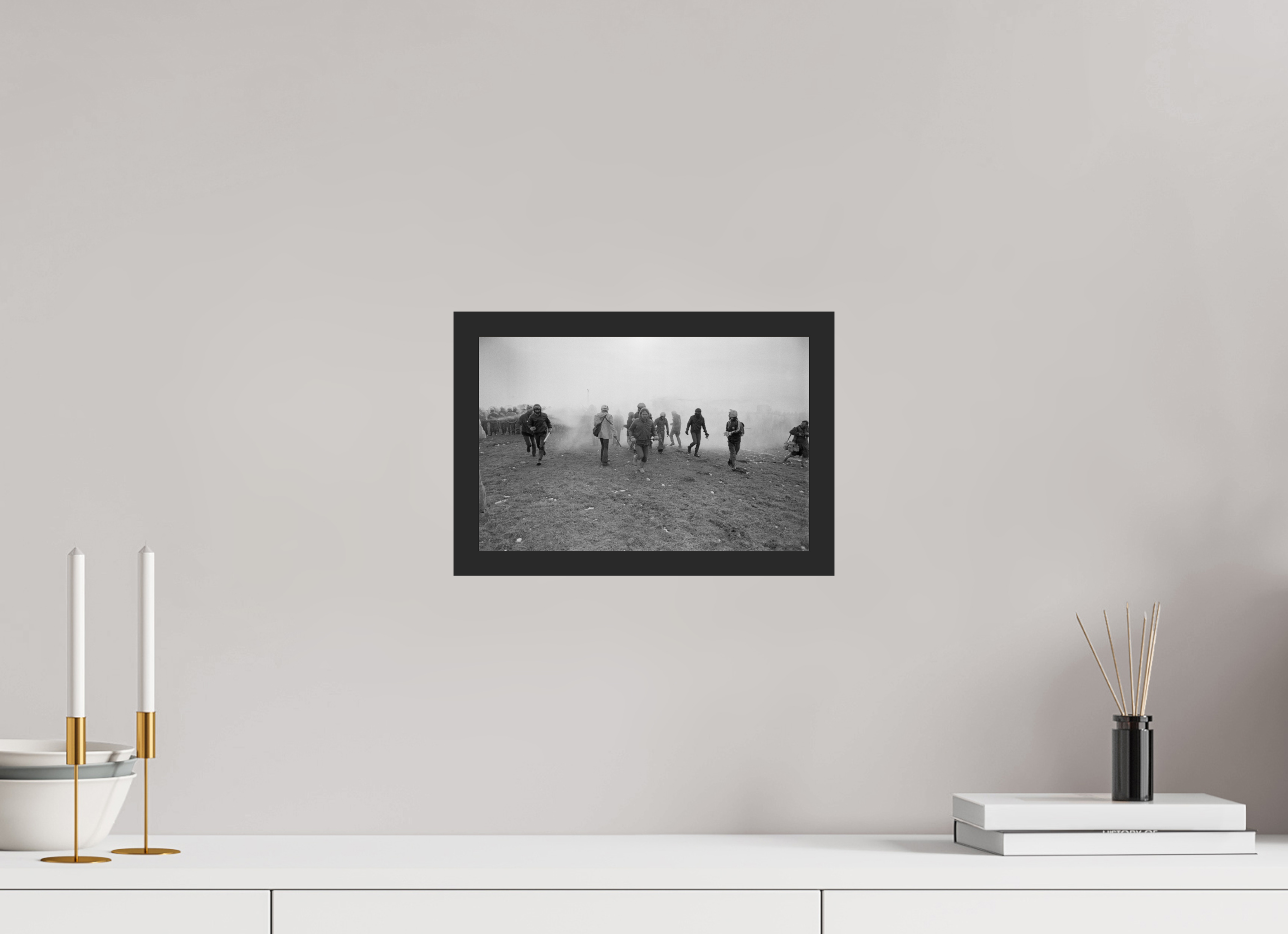 30 x 20 cm, 4a. Foto im Holz-Rahmen (20mm) Johannes Hartmann: Eskalation am Bauzaun 3 – Rückzug (S/W-Foto)